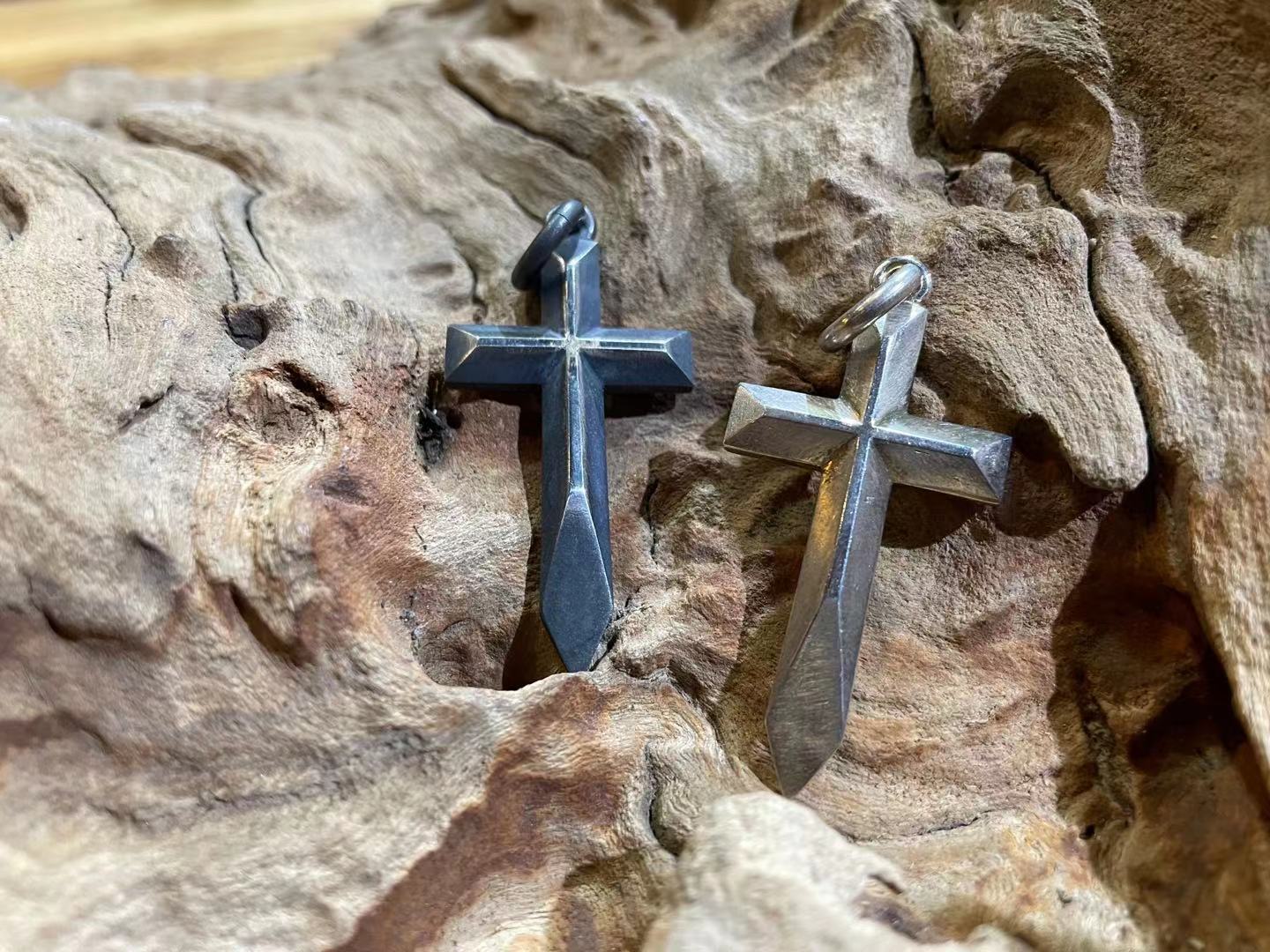 Black Venom Jewelry- Freedom & Prayer 純銀十字架吊墜(S)。