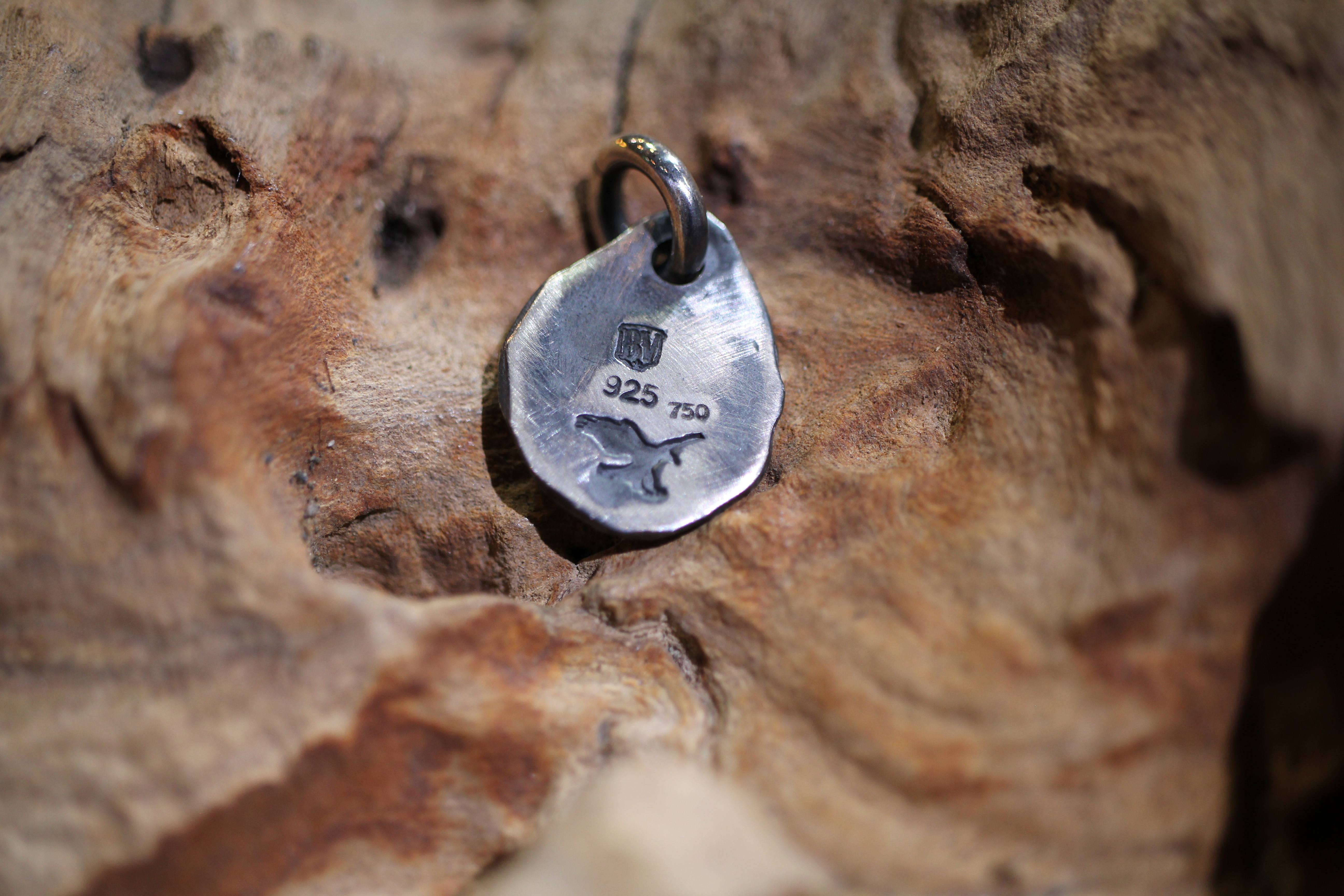 Black Venom Jewelry- Freedom & Prayer 18K鎏金打印鐵十字銀餅(S)。