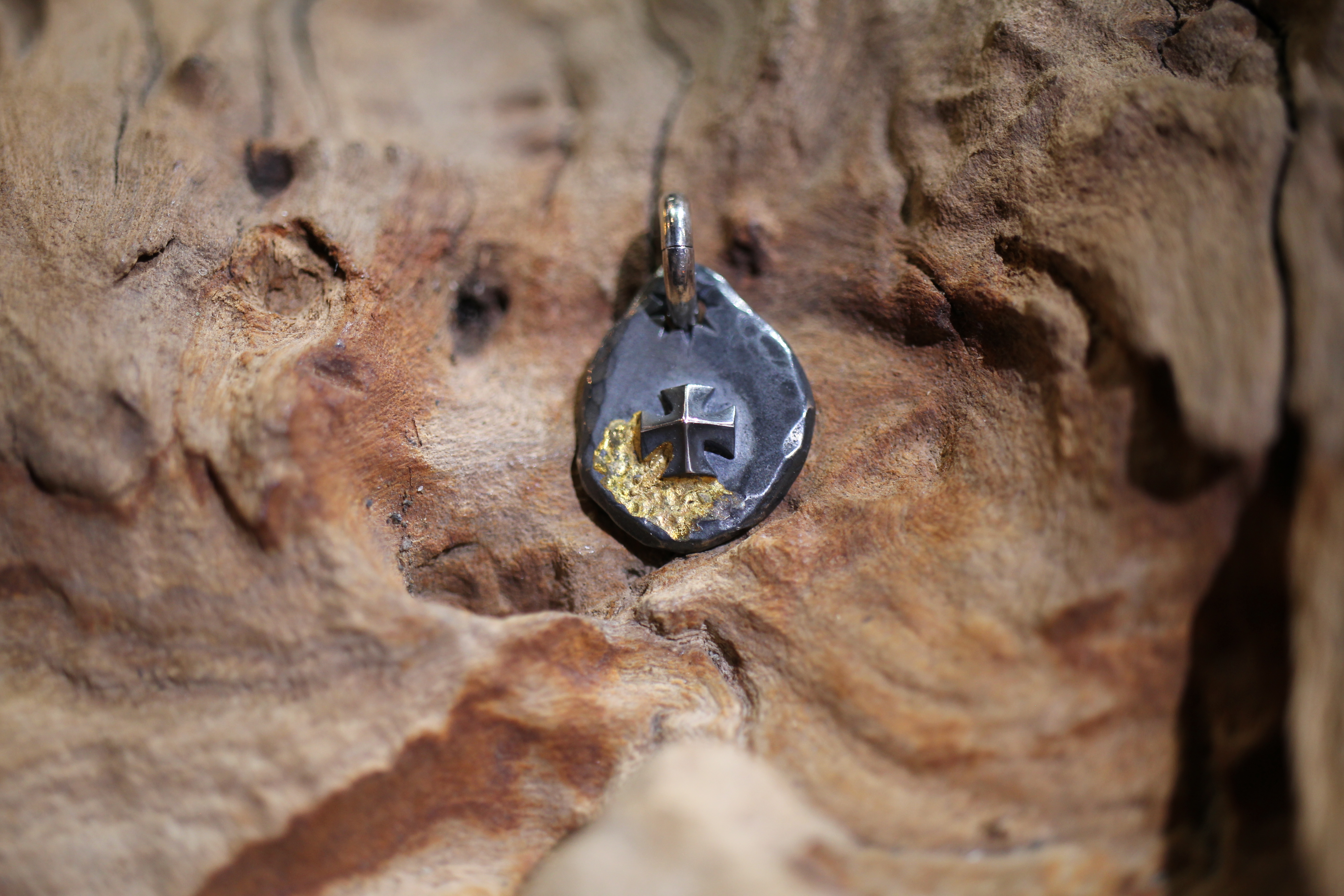 Black Venom Jewelry- Freedom & Prayer 18K鎏金打印鐵十字銀餅(S)。