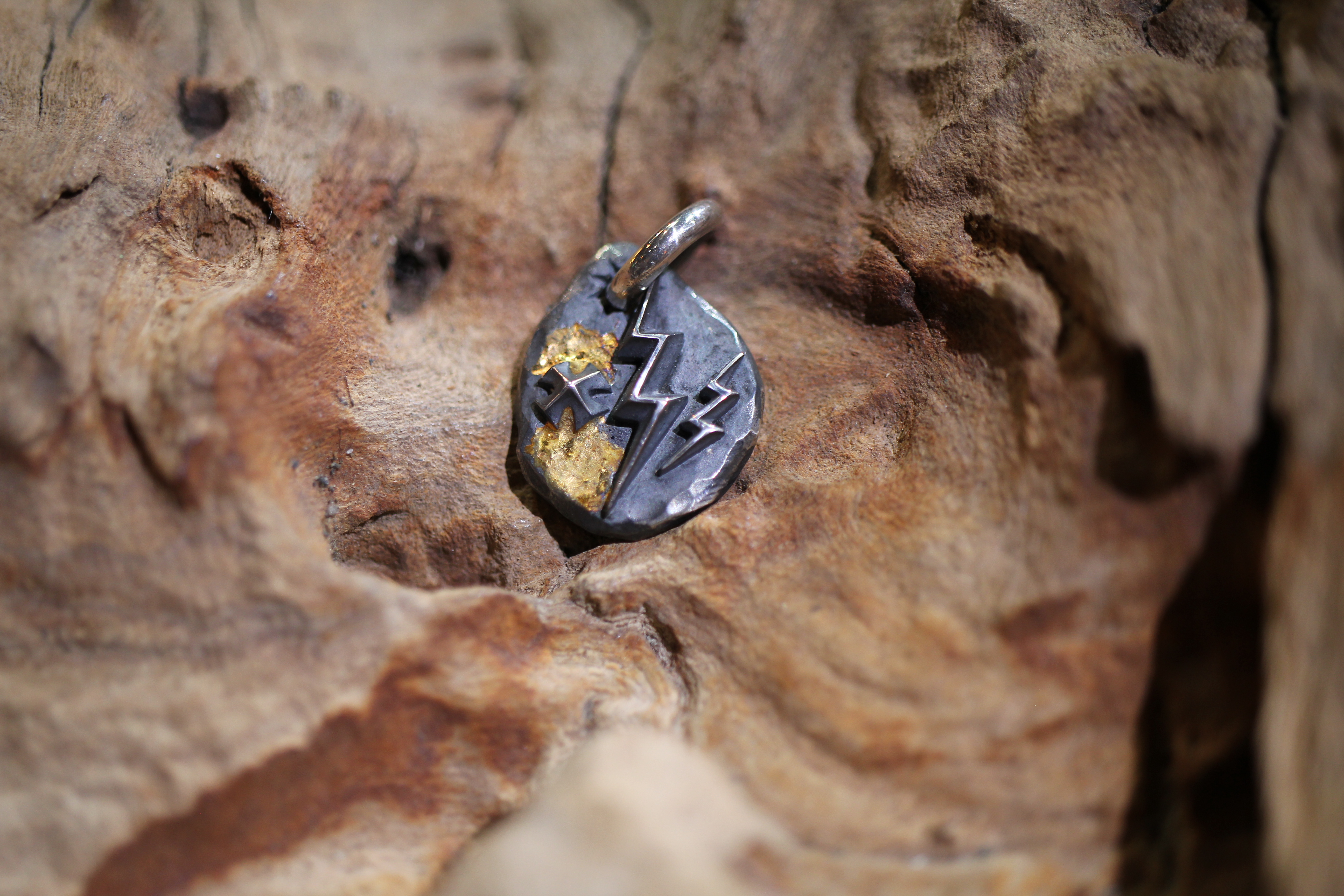 Black Venom Jewelry- Freedom & Prayer 18K鎏金打印閃電、鐵十字銀餅(S)。