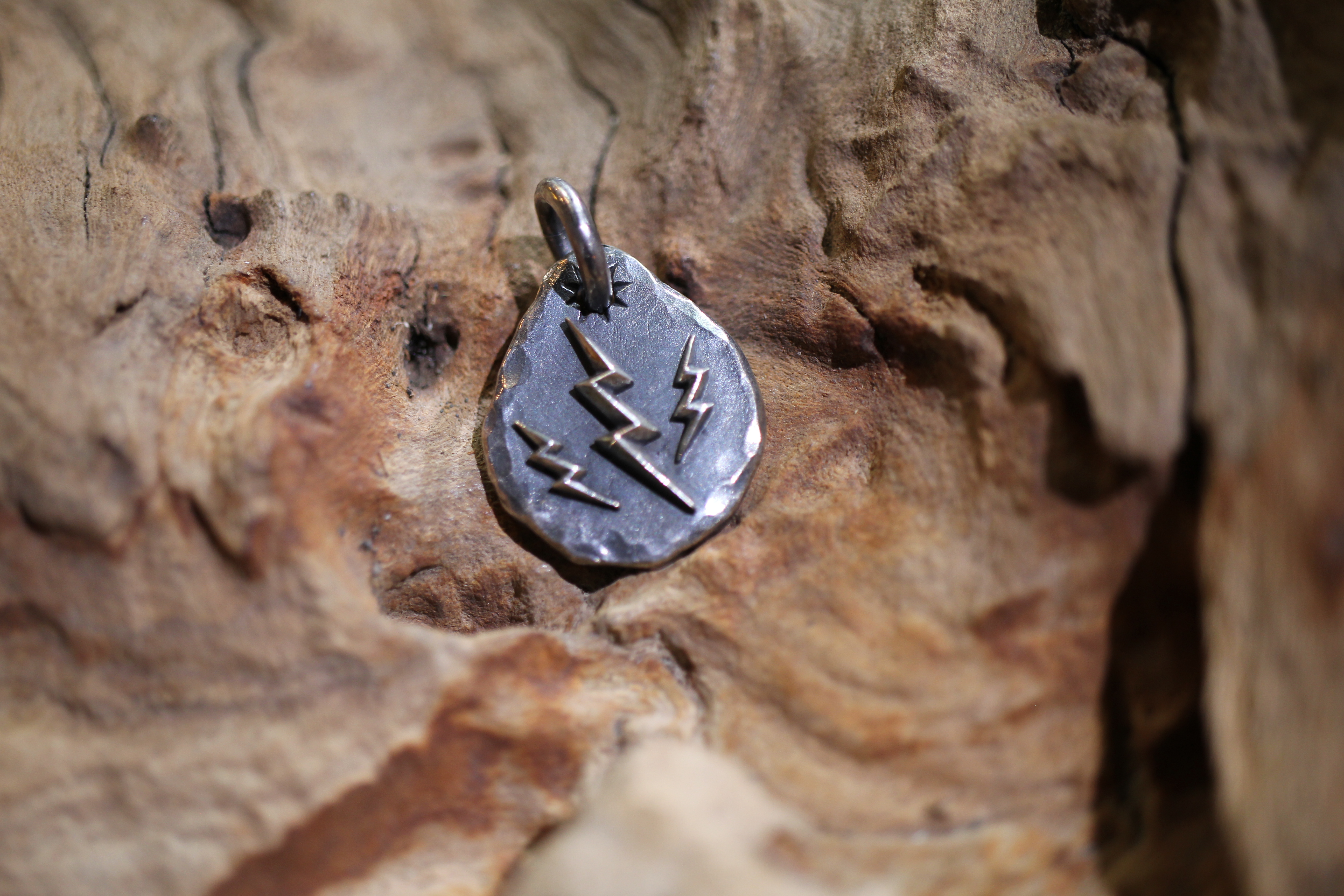 Black Venom Jewelry- Freedom & Prayer 閃電銀餅(M)。