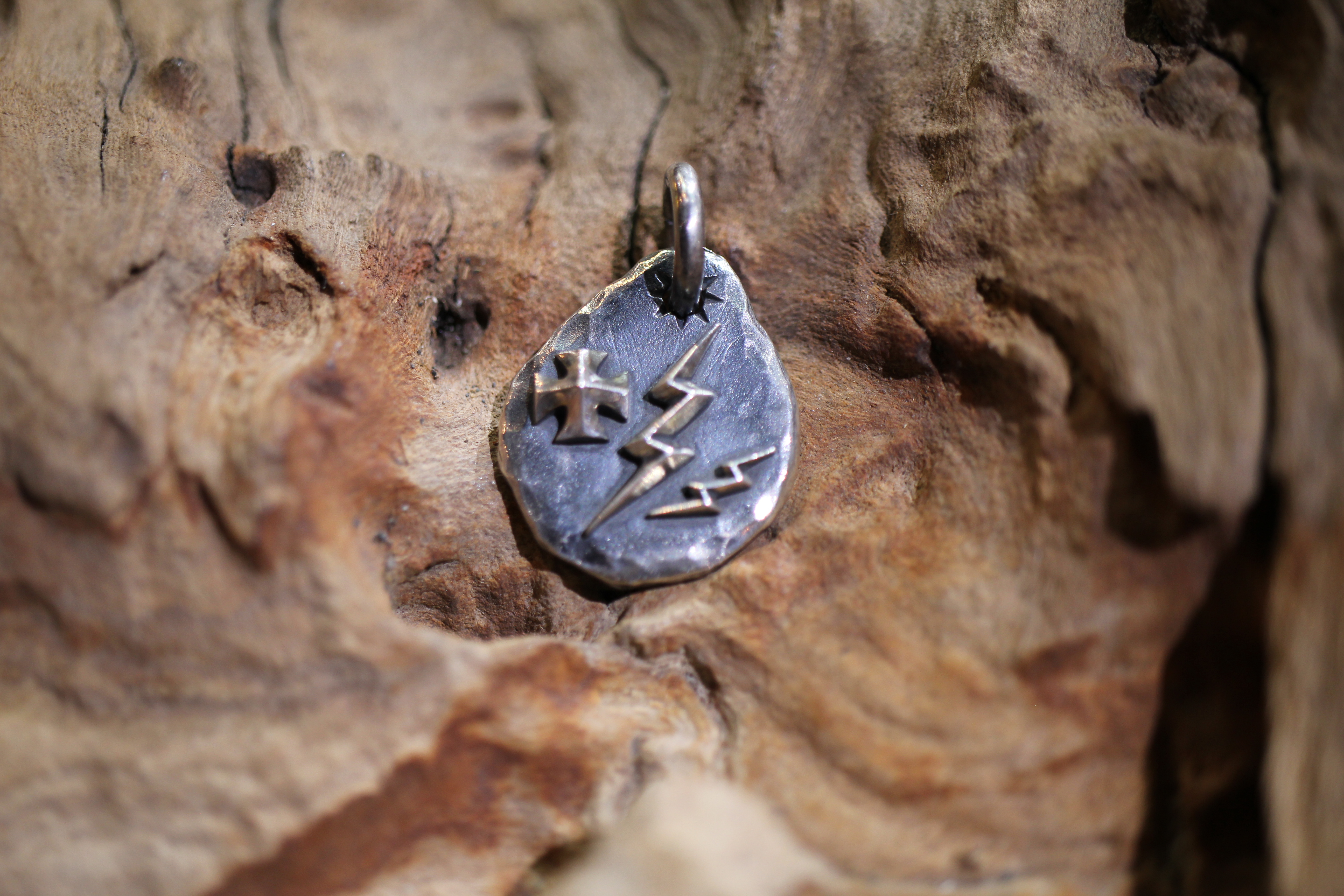 Black Venom Jewelry- Freedom & Prayer 閃電、鐵十字銀餅(M)。