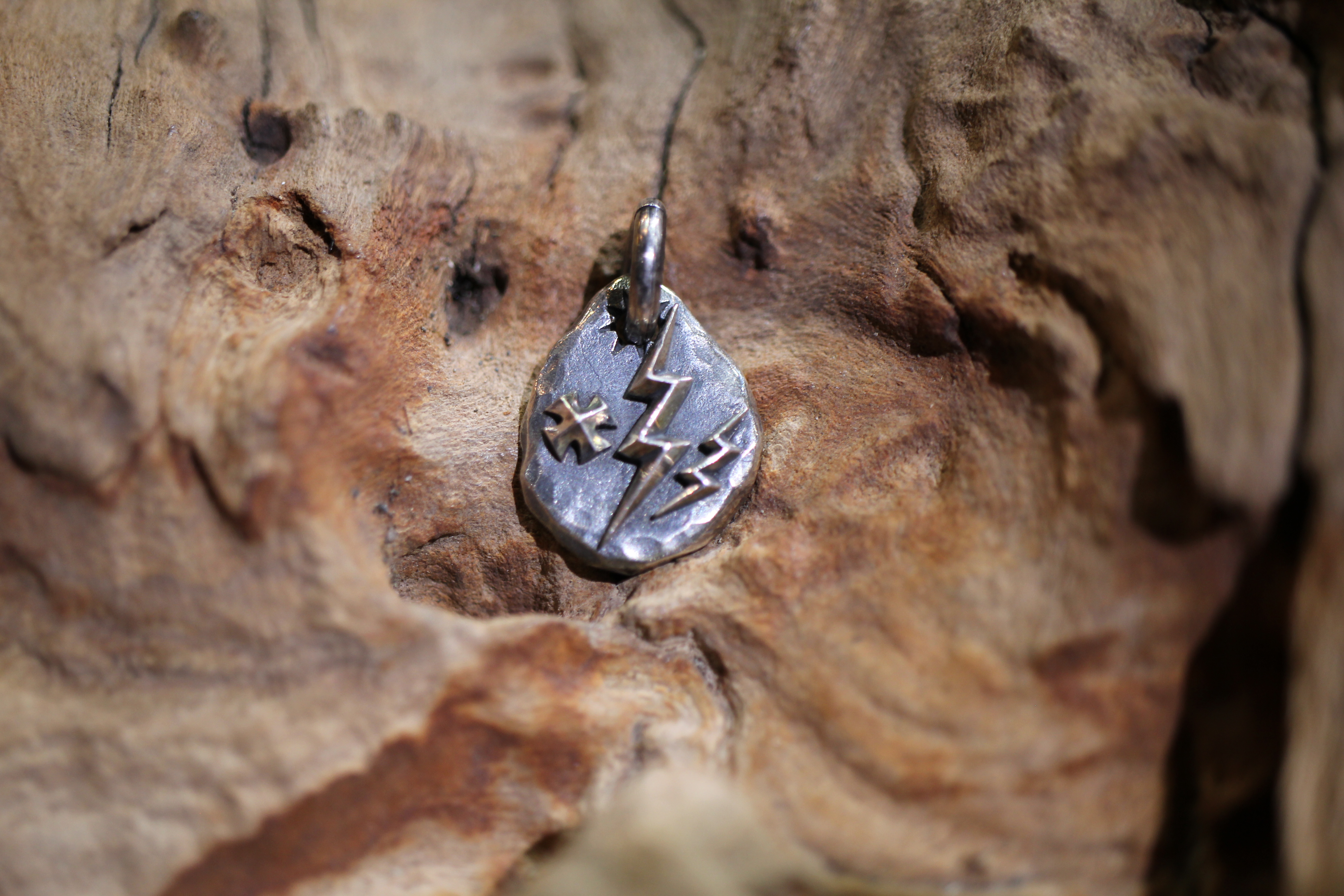 Black Venom Jewelry- Freedom & Prayer 閃電、鐵十字銀餅(S)。