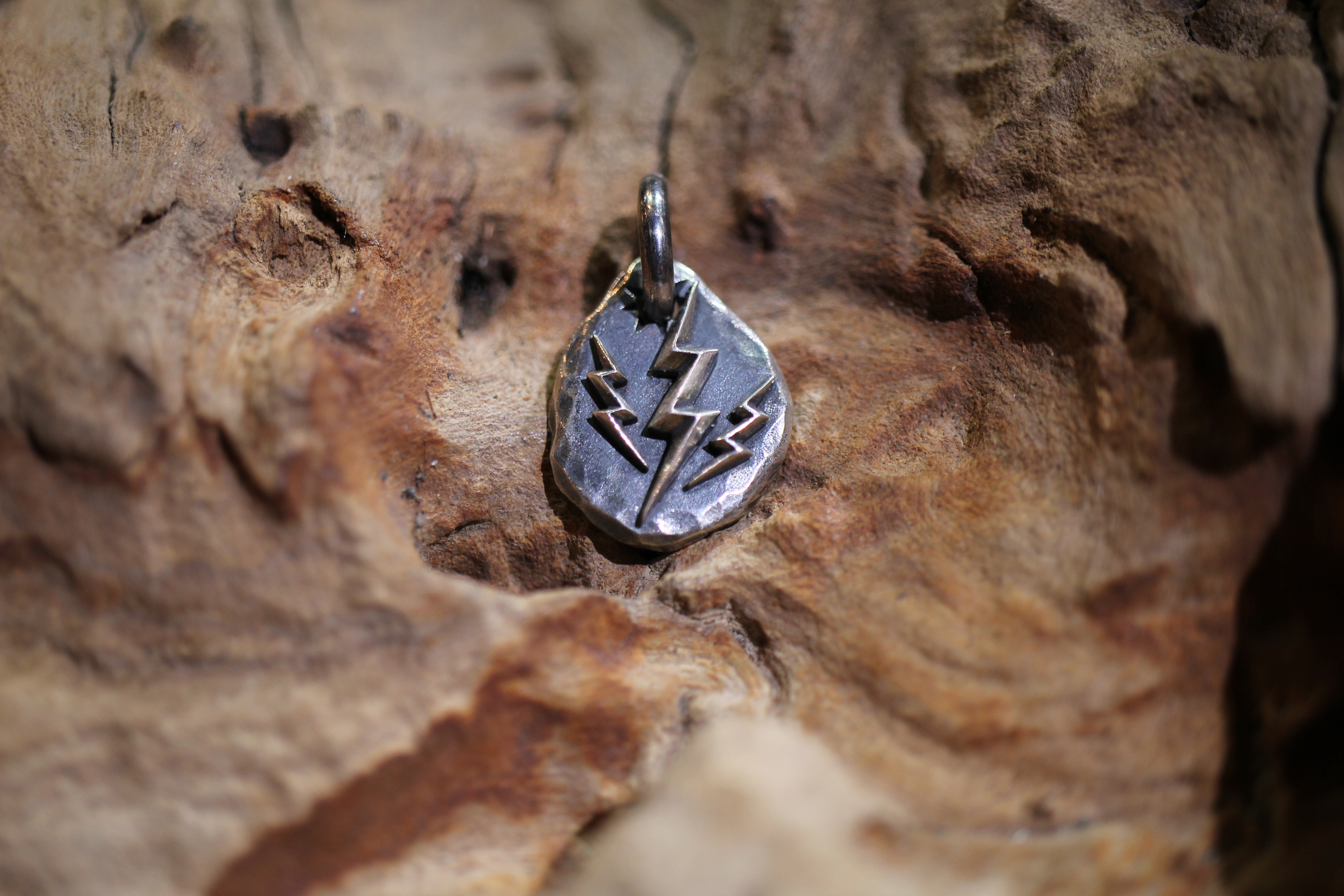 Black Venom Jewelry- Freedom & Prayer 閃電銀餅(S)。