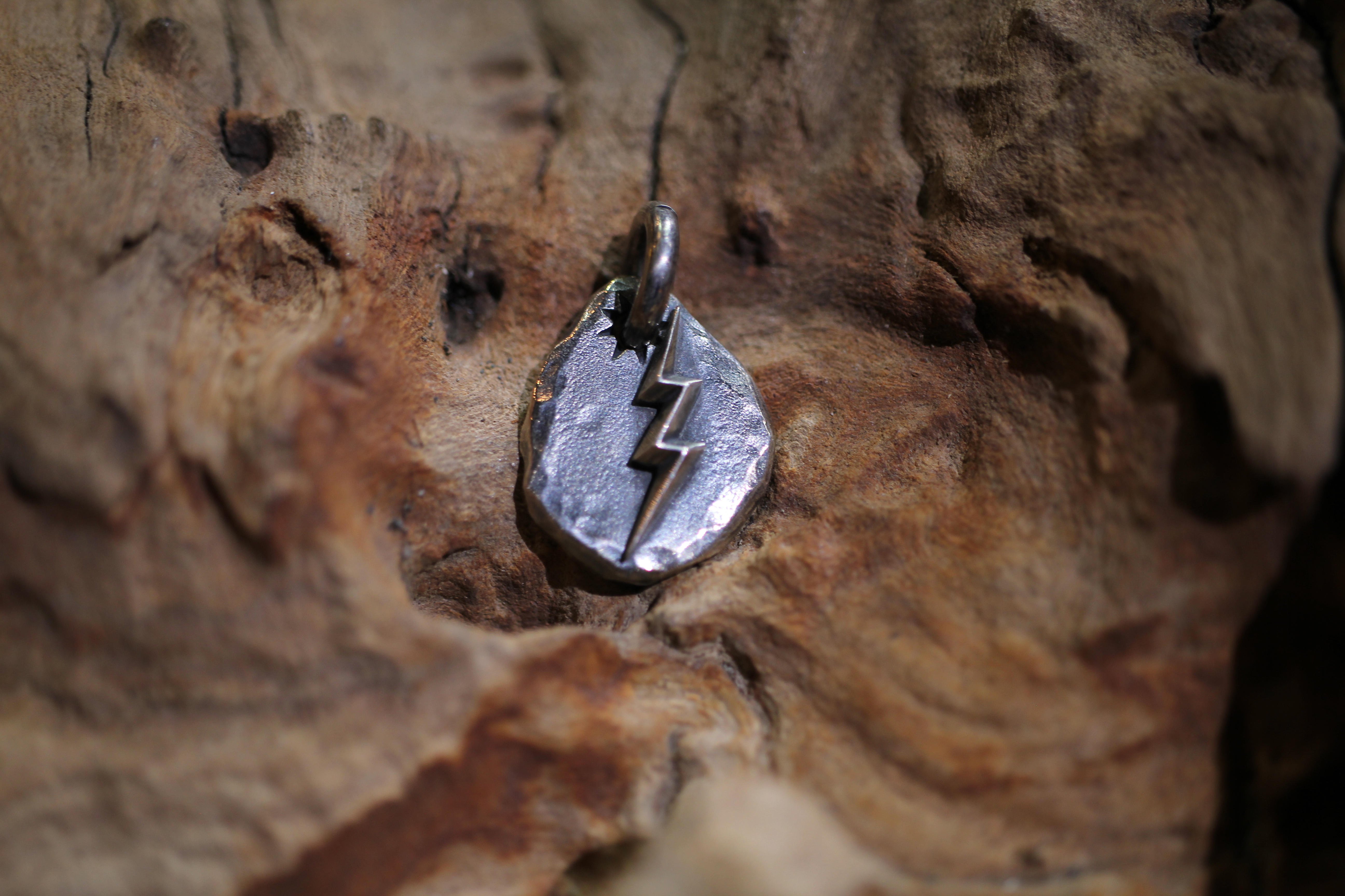 Black Venom Jewelry- Freedom & Prayer 閃電銀餅(S)。