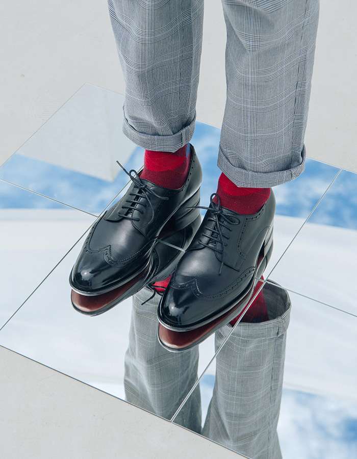 14週年限定經典黑色的翼紋雕花德比鞋搭配紅色紳士襪