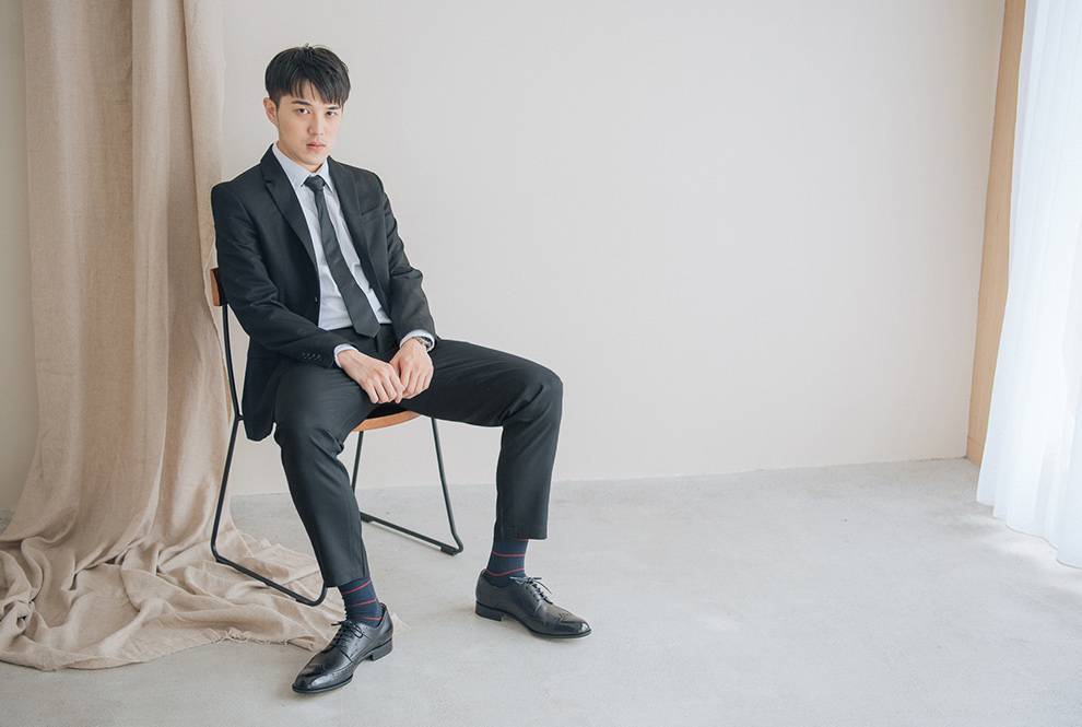 黑色成套西裝搭配黑色翼紋雕花德比鞋