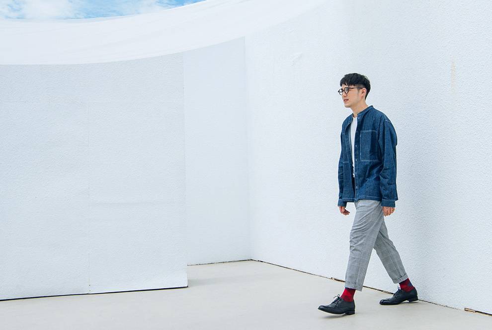 寬鬆牛仔襯衫與灰色休閒褲搭配黑色翼紋雕花德比鞋