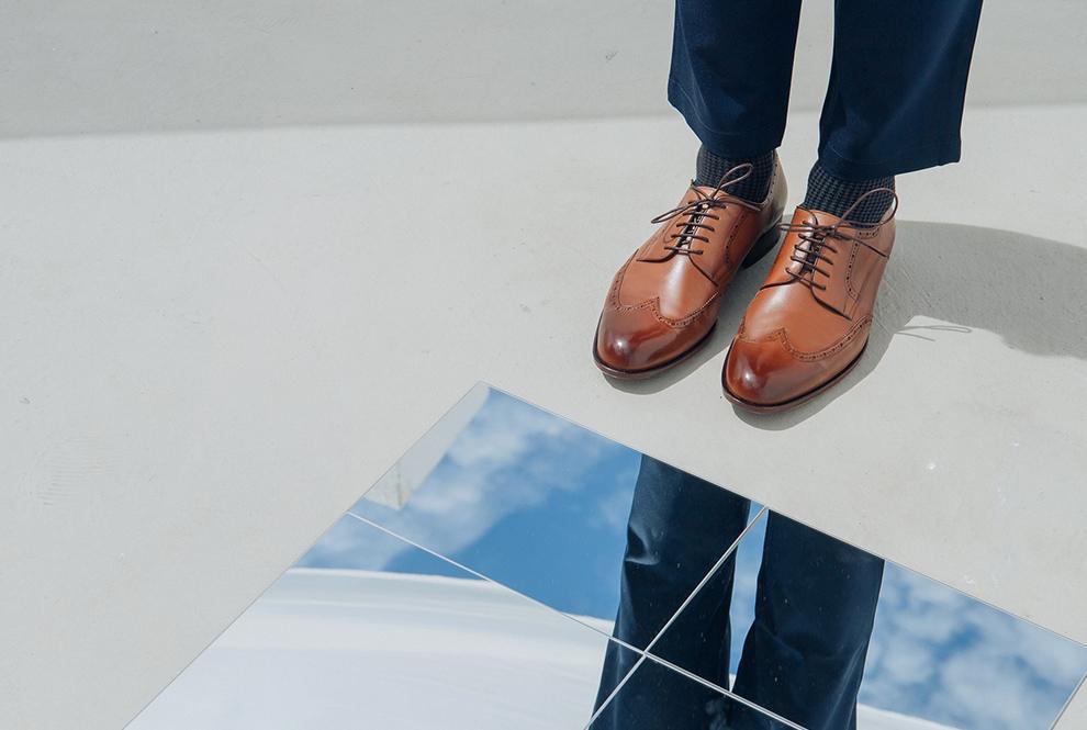 德比鞋 14週年限定焦糖棕色的翼紋雕花德比鞋搭配深灰色紳士襪