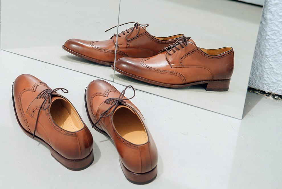 德比鞋 展示反射於鏡子內14週年限定焦糖棕色的翼紋雕花德比鞋鞋身側面