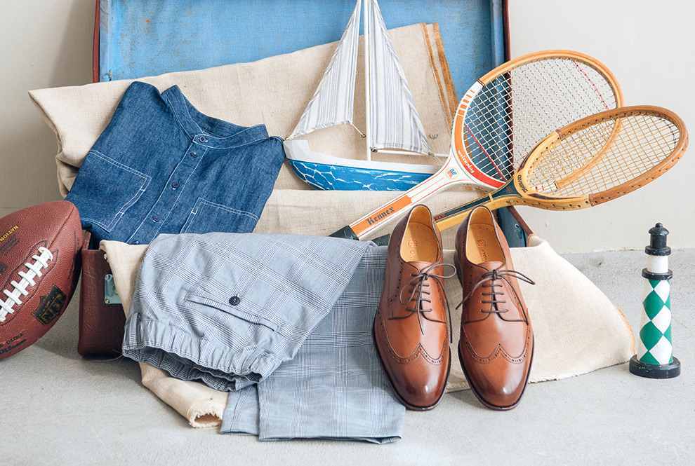 德比鞋 休閒渡假情境擺設搭配焦糖棕色的翼紋雕花德比鞋