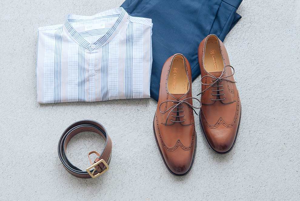 德比鞋 面試服裝搭配擺設與焦糖棕色的翼紋雕花德比鞋