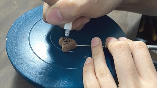 銀黏土如何有弧度呢? 中子土讓你有曲線 簍空造型示範