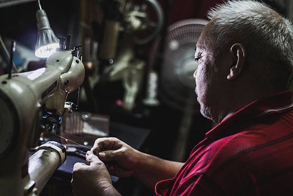 手工維修師傅 正在修理皮革的認真樣子