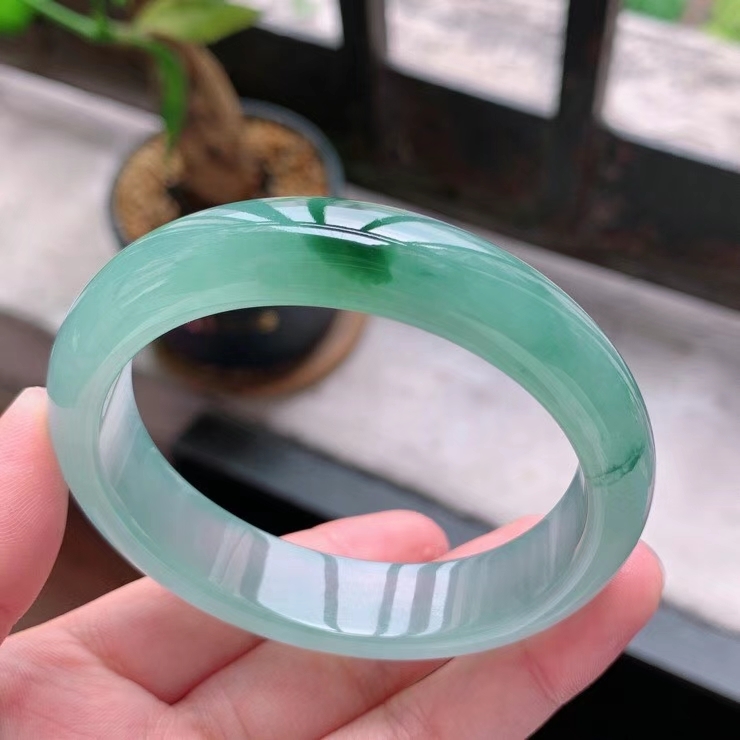 J328454 冰種綠飄花費妃玉鐲 53mm (1.43)