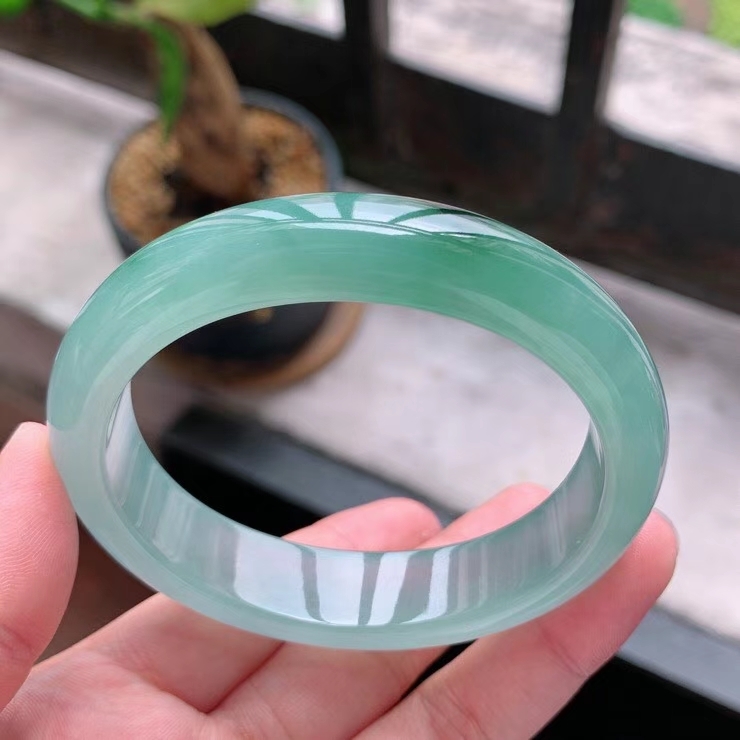 J328454 冰種綠飄花費妃玉鐲 53mm (1.43)