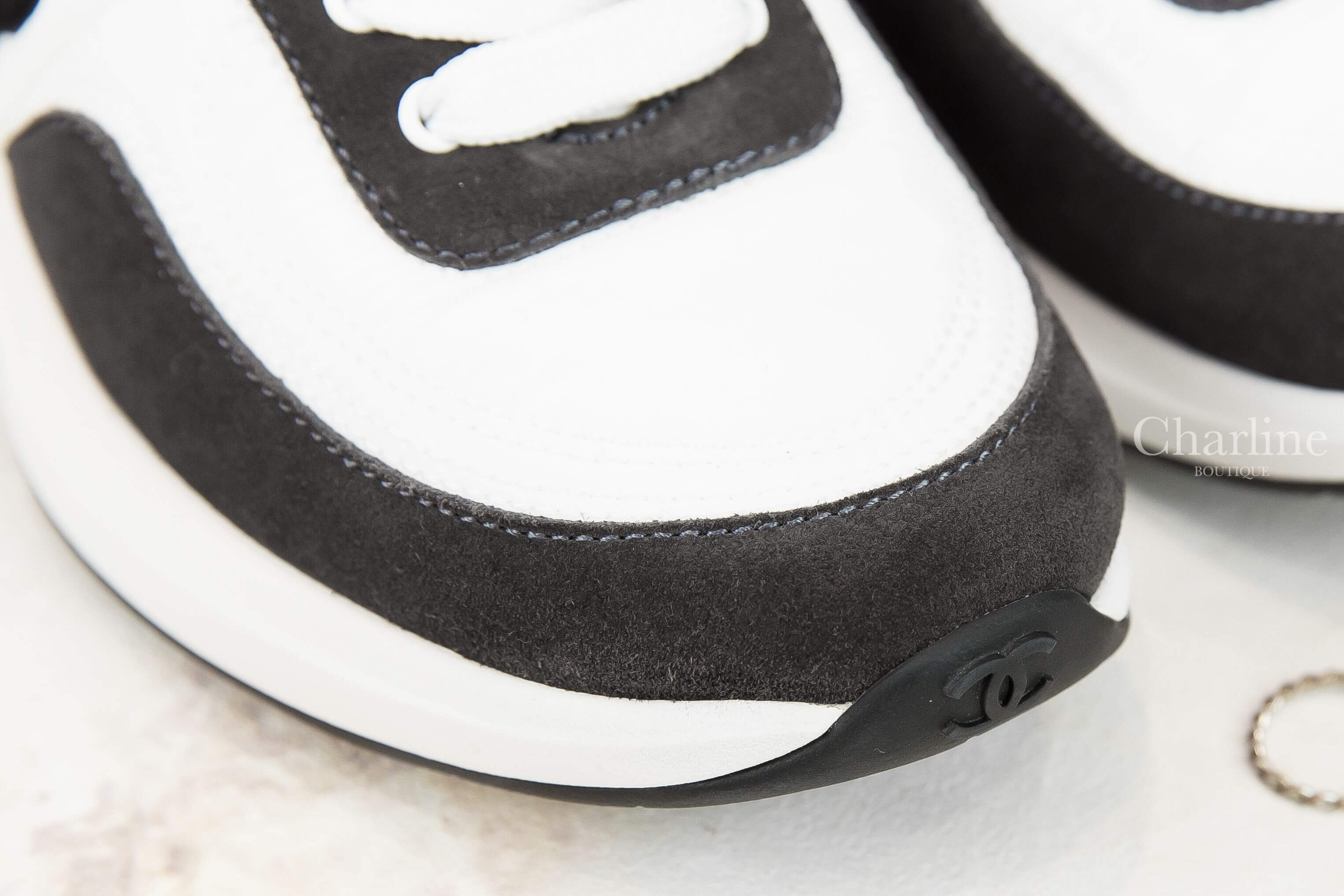 Chanel Trainers 白色尼龍拼黑麂皮黑CC小牛皮運動鞋