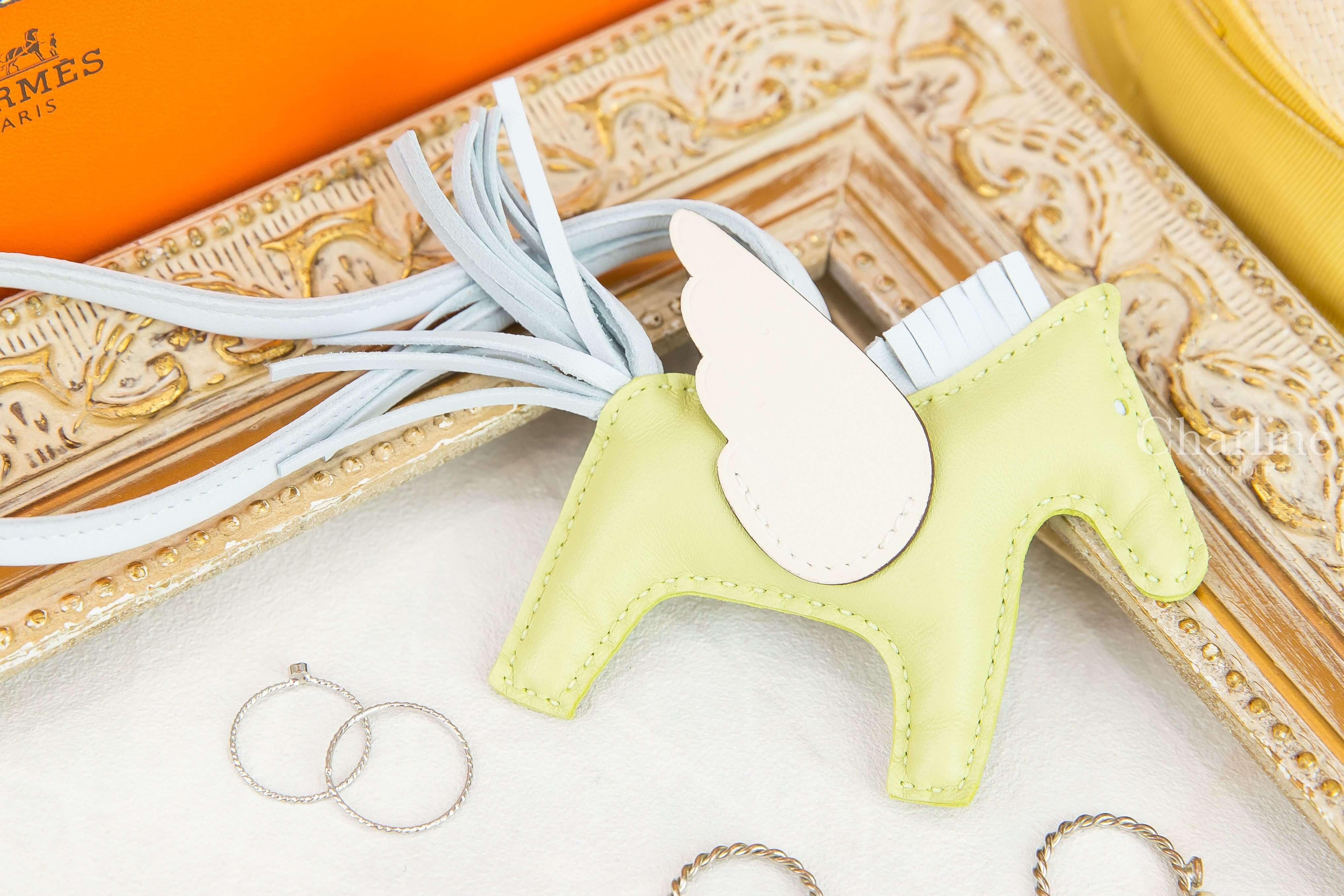 Hermès Rodeo PM Pegase 嫩芽黃/霧藜藍/奶油白小型飛馬吊飾-Charline Boutique 精品代購