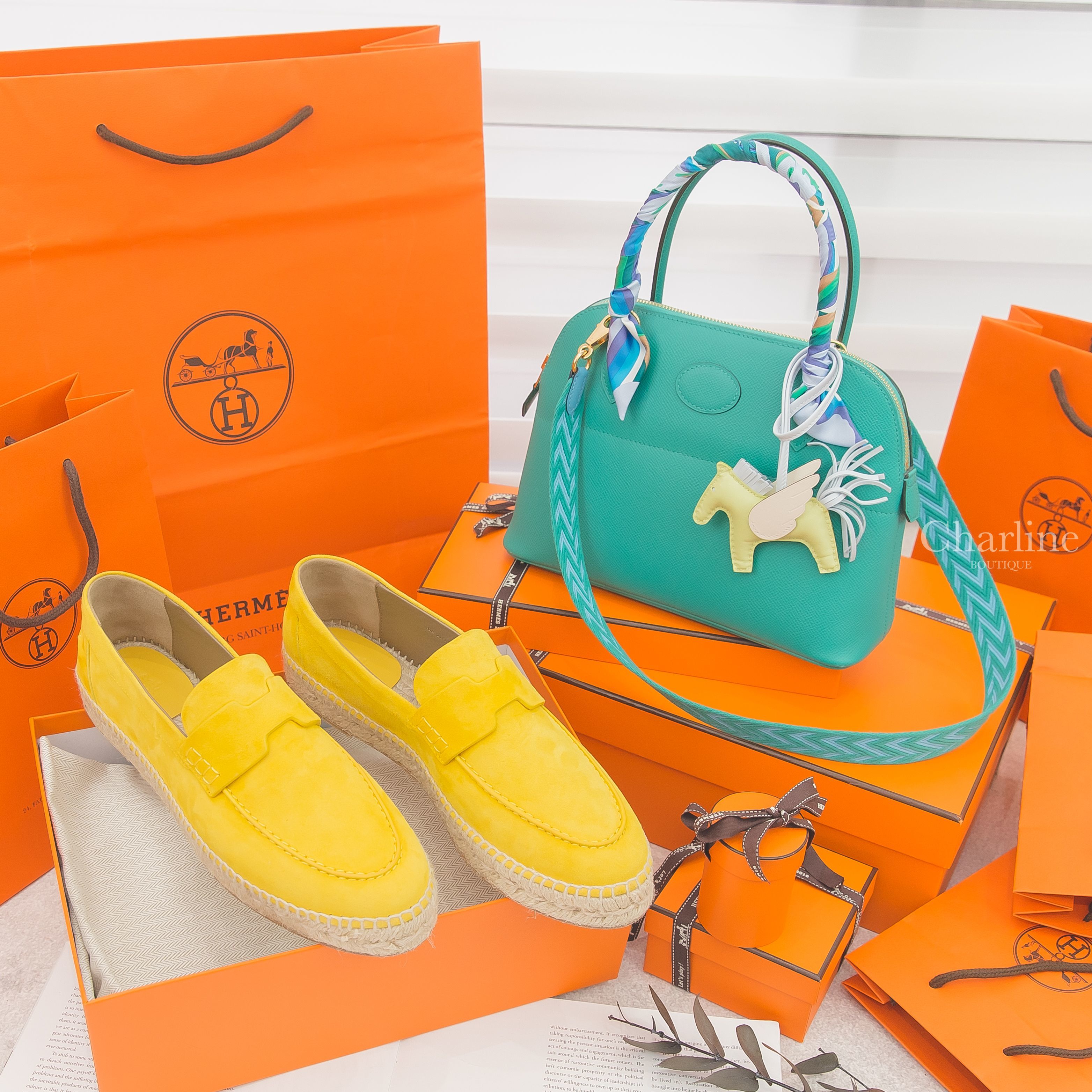 Hermès Trip Espadrille 檸檬黃山羊麂皮鉛筆鞋,Hermès Rodeo PM Pegase 嫩芽黃/霧藜藍/奶油白小型飛馬吊飾-Charline Boutique 精品代購