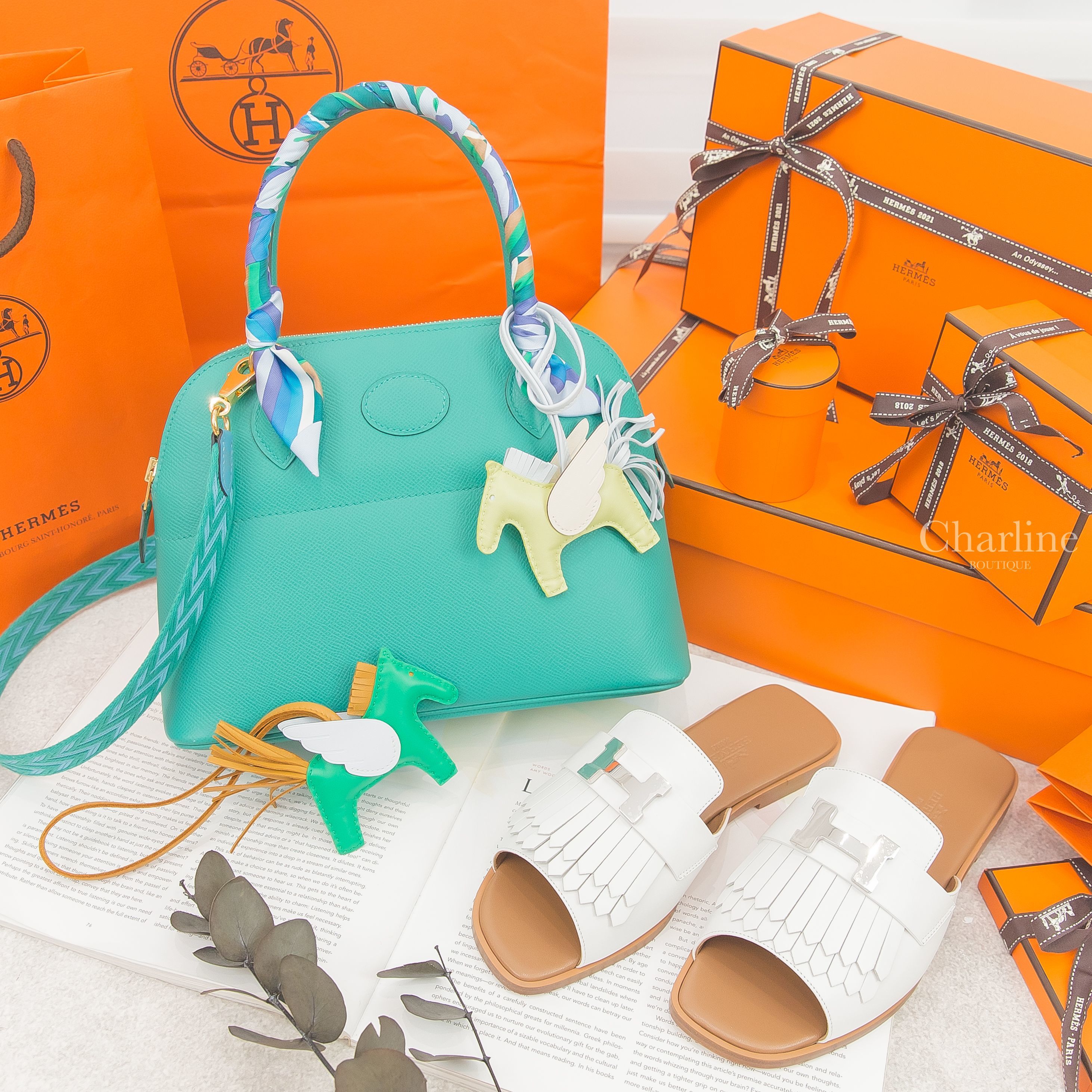 Hermès Sandal 白色銀釦H流蘇小牛皮平底拖鞋,Hermès Rodeo Pegase 嫩芽黃/霧藜藍/奶油白飛馬吊飾,Hermès Rodeo Pegase 薄荷綠/芝麻黃/霧藜藍飛馬吊飾-Charline Boutique 精品代購