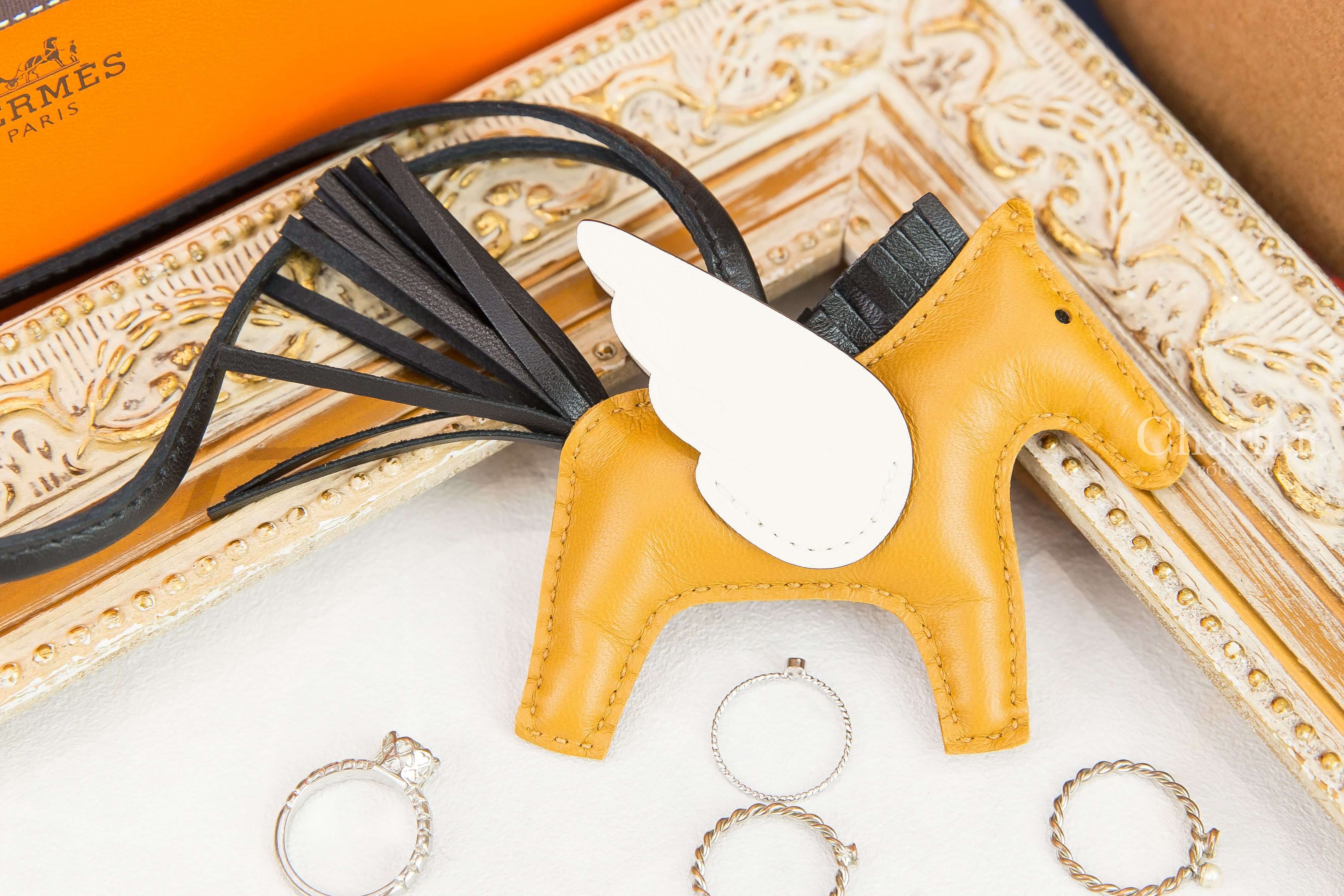 Hermès Rodeo PM Pegase 芝麻黃/黑色/奶油白小型飛馬吊飾-Charline Boutique 精品代購