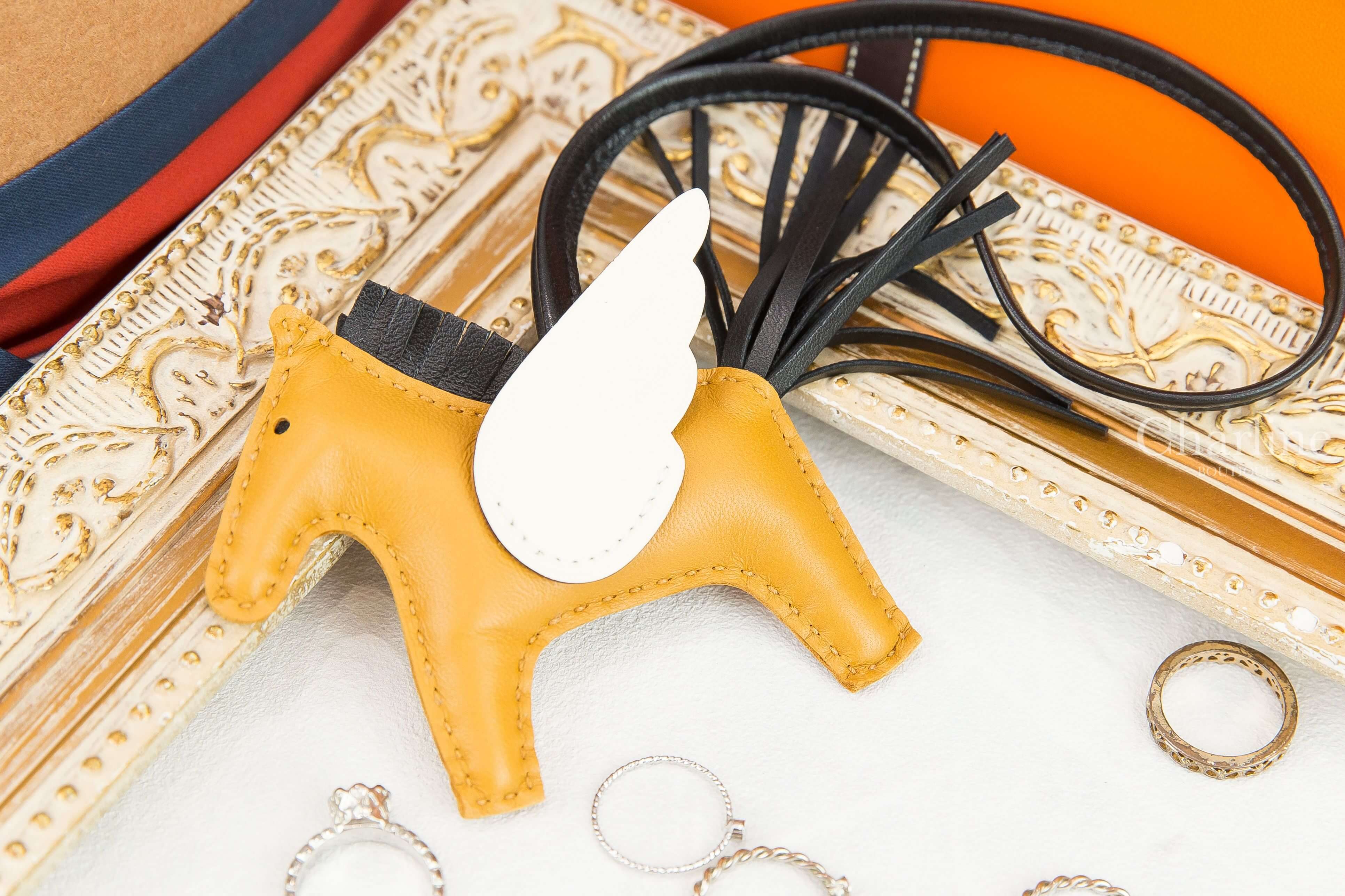 Hermès Rodeo PM Pegase 芝麻黃/黑色/奶油白小型飛馬吊飾-Charline Boutique 精品代購