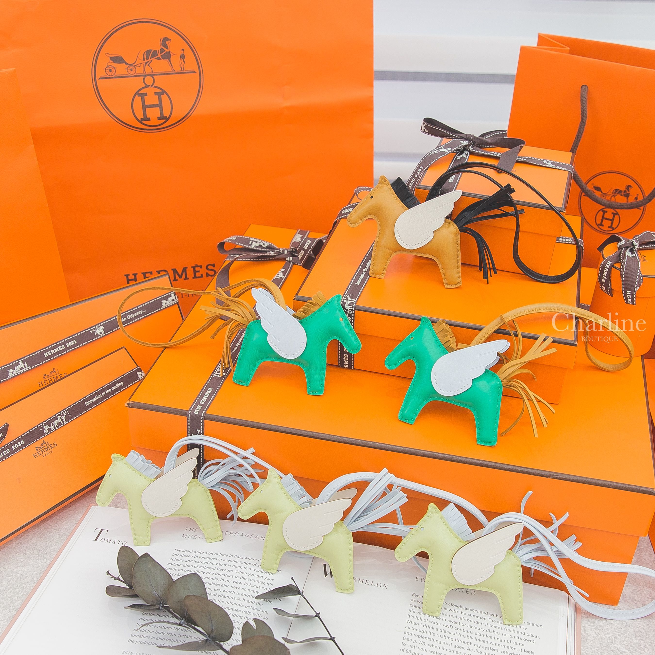 Hermès Rodeo PM Pegase 嫩芽黃/霧藜藍/奶油白小型飛馬吊飾,Hermès 芝麻黃/黑色/奶油白小型飛馬吊飾,Hermès 薄荷綠/芝麻黃/霧藜藍小型飛馬吊飾-Charline Boutique 精品代購