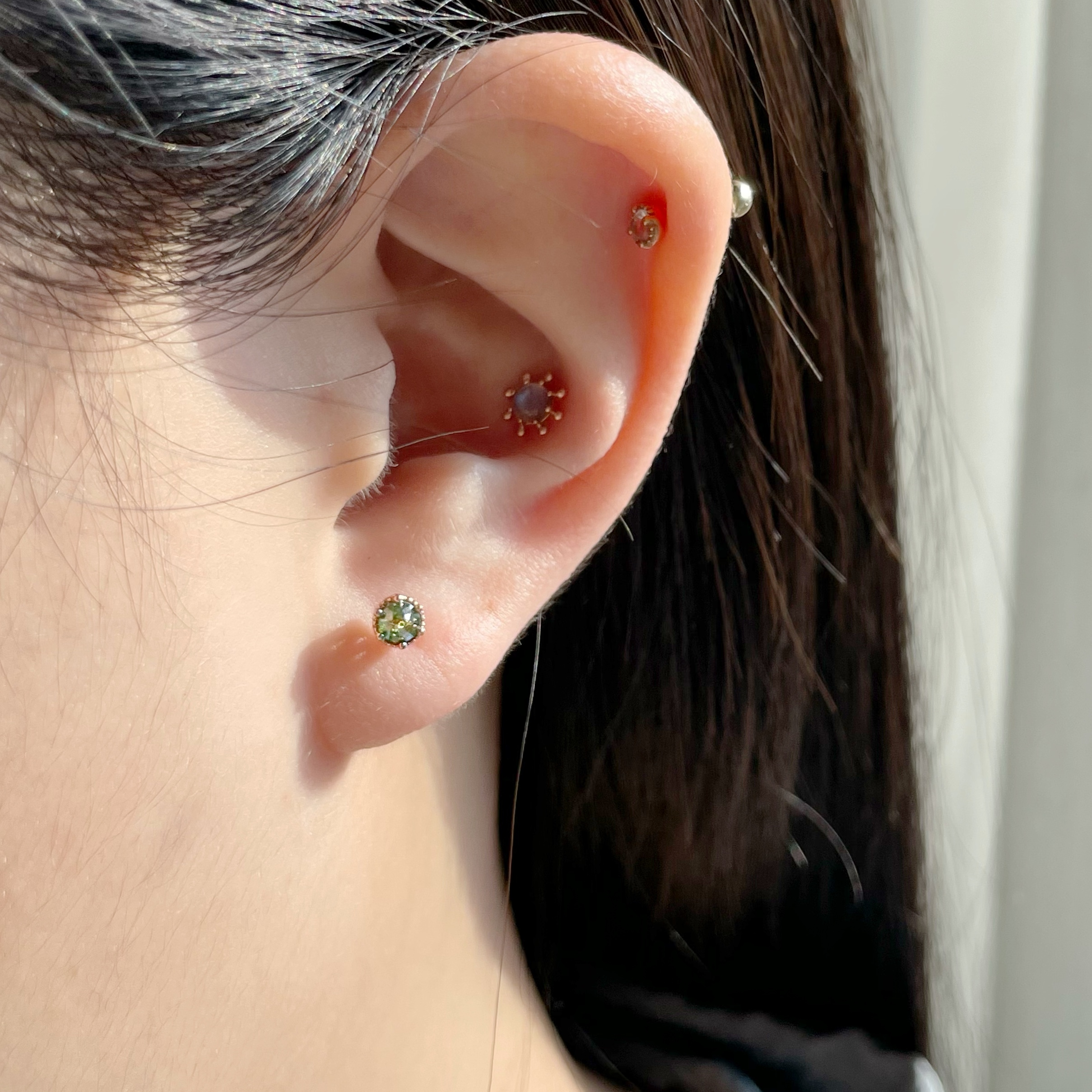 14K側簍空皇冠綠鑽原礦轉珠耳環