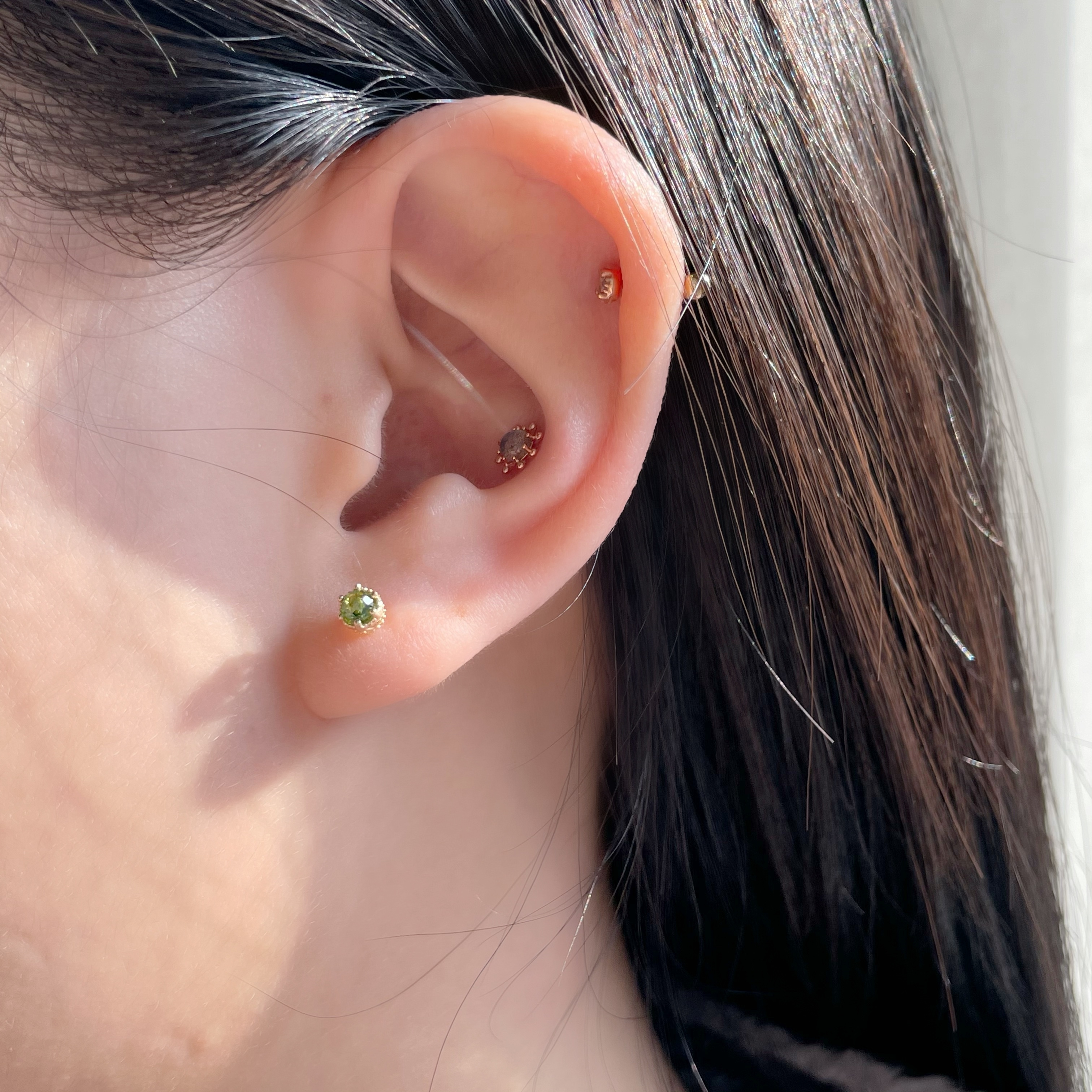 14K側簍空皇冠綠鑽原礦轉珠耳環