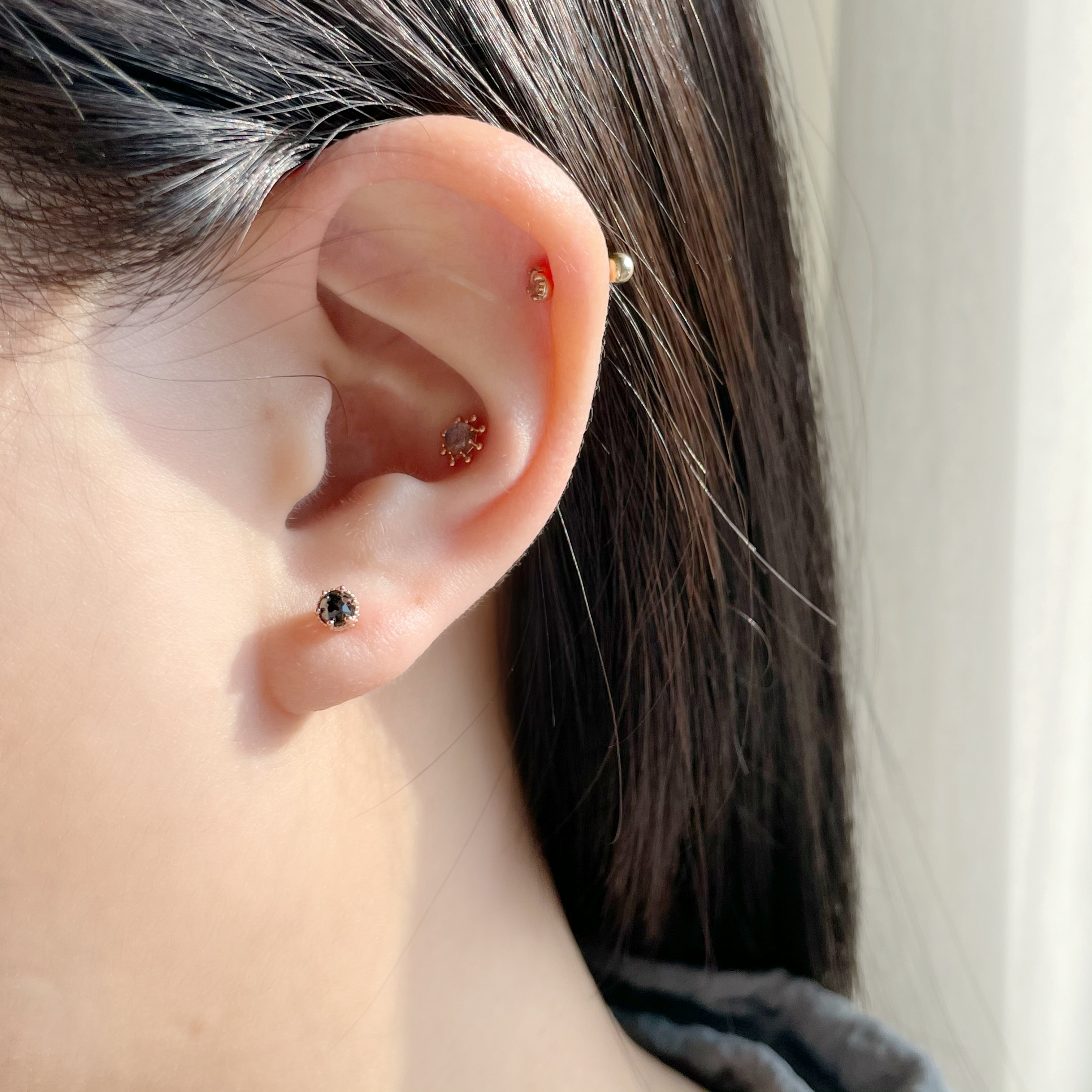 14K側簍空皇冠黑鑽原礦轉珠耳環