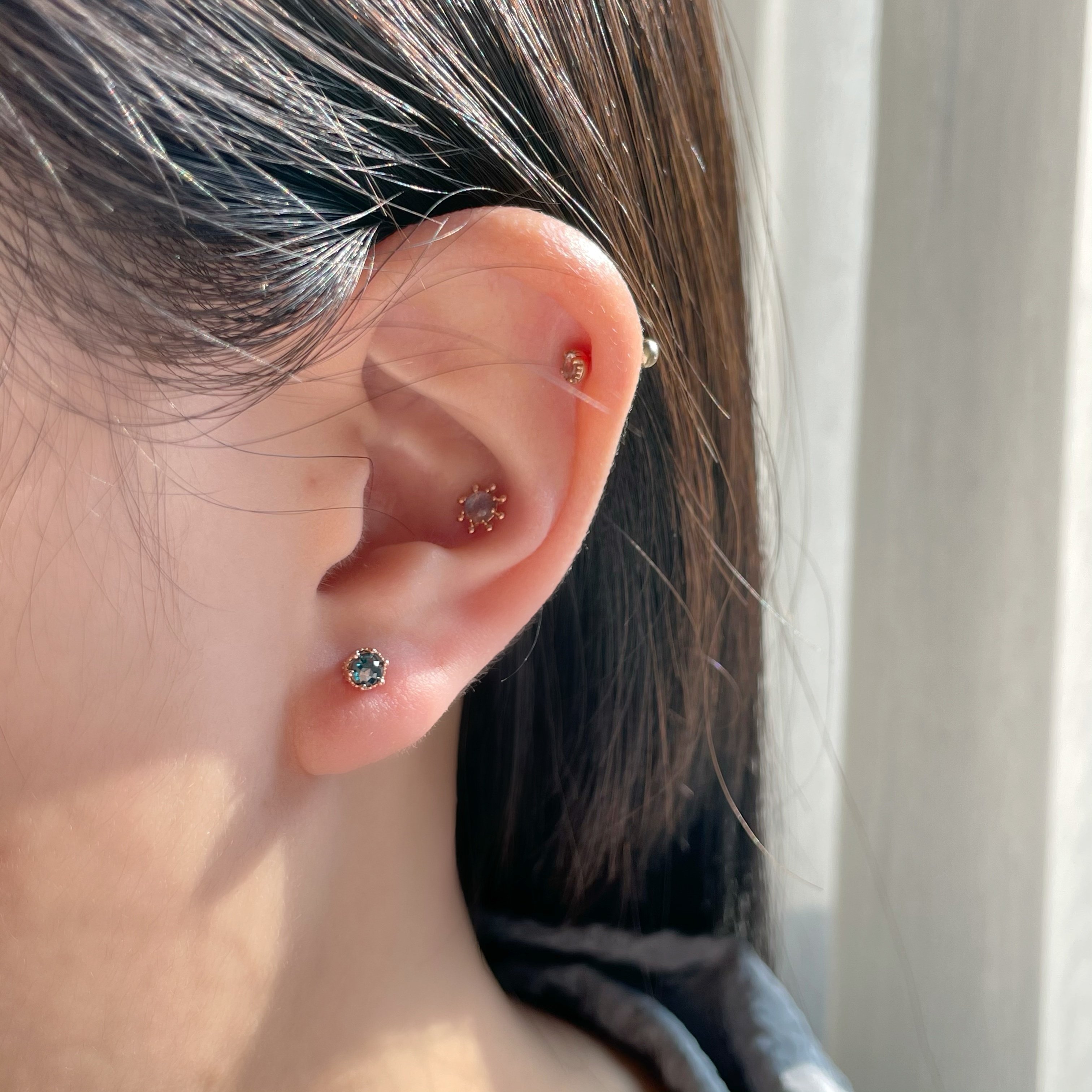 14K側簍空皇冠藍鑽原礦轉珠耳環