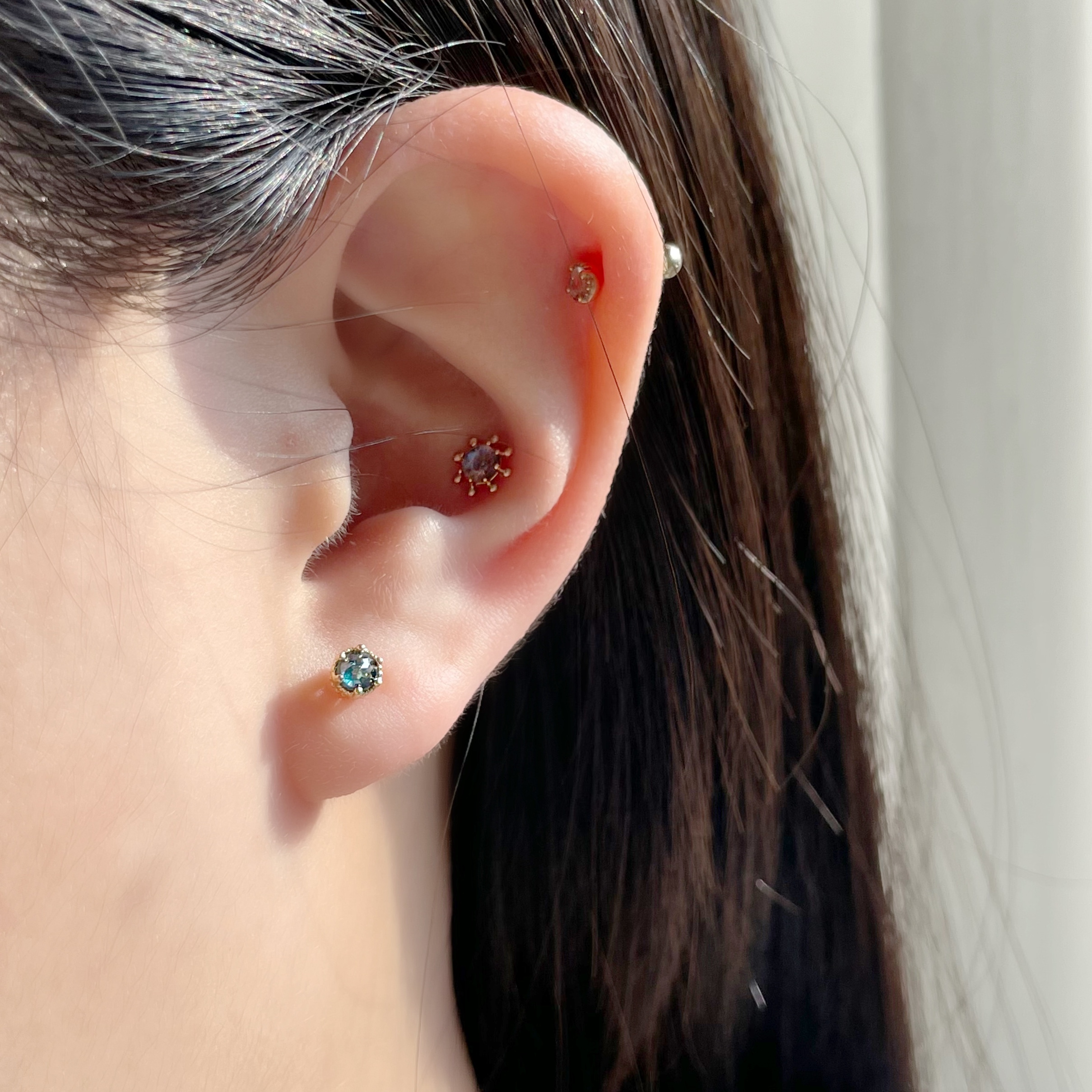 14K側簍空皇冠藍鑽原礦轉珠耳環