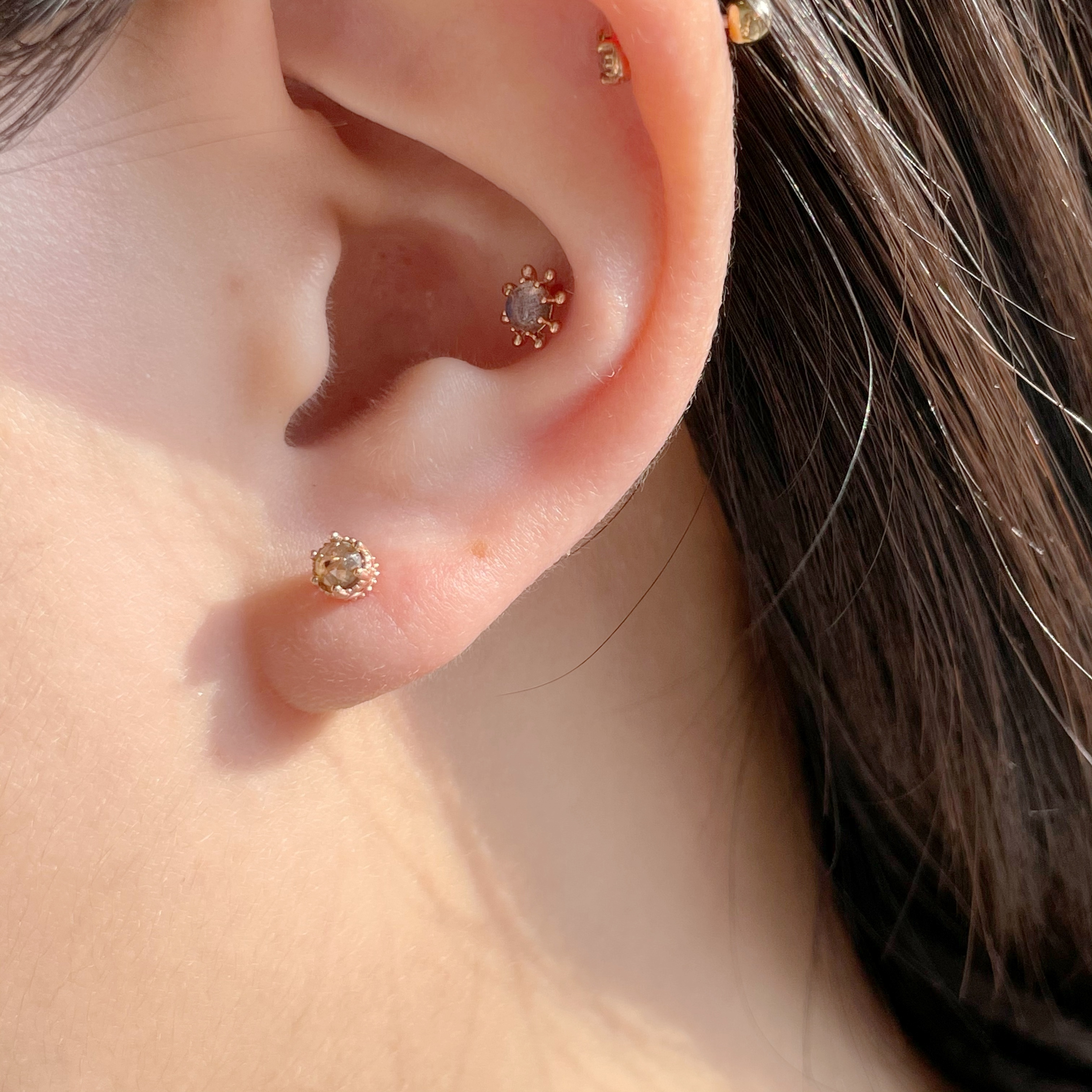 14K側簍空皇冠棕鑽原礦轉珠耳環