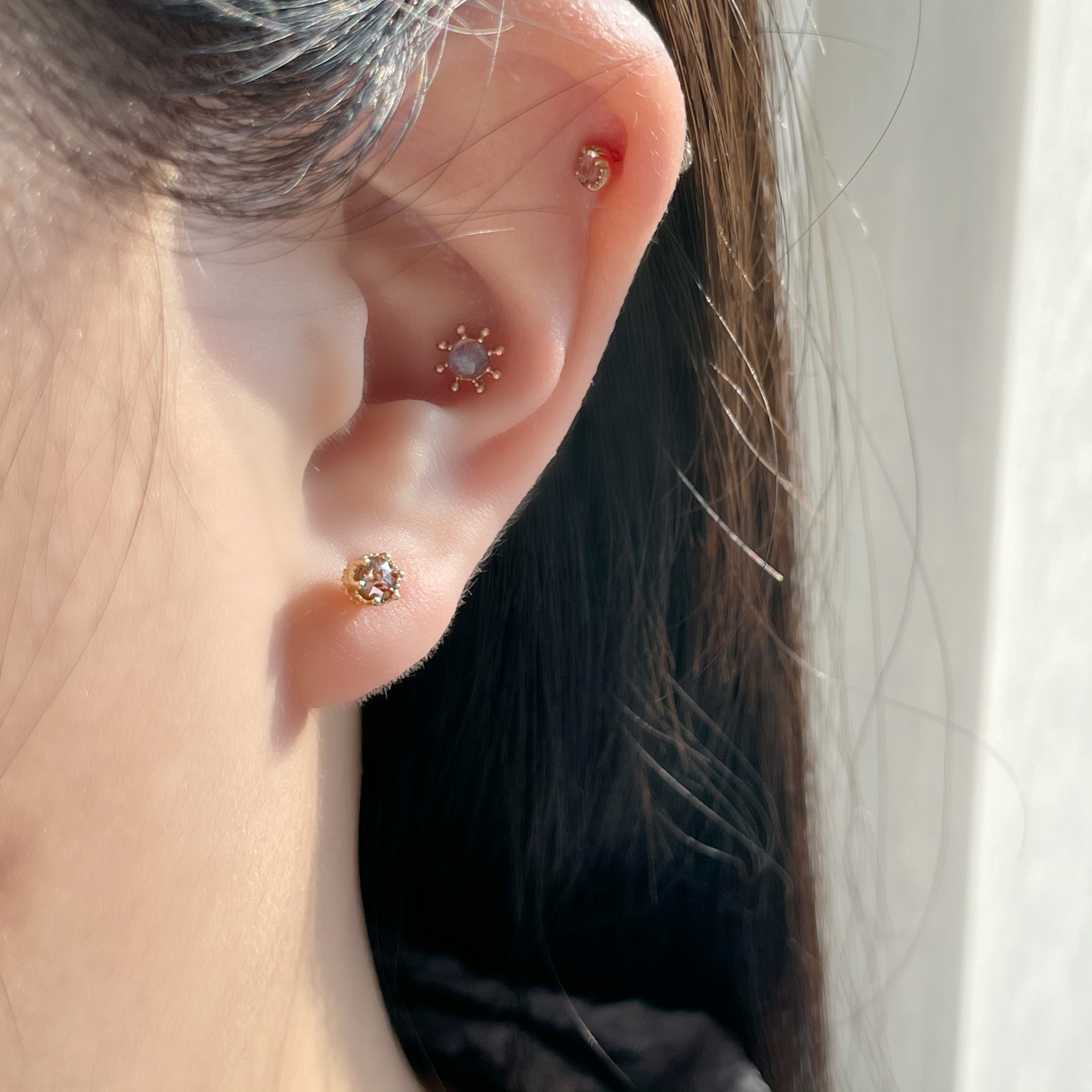 14K側簍空皇冠棕鑽原礦轉珠耳環