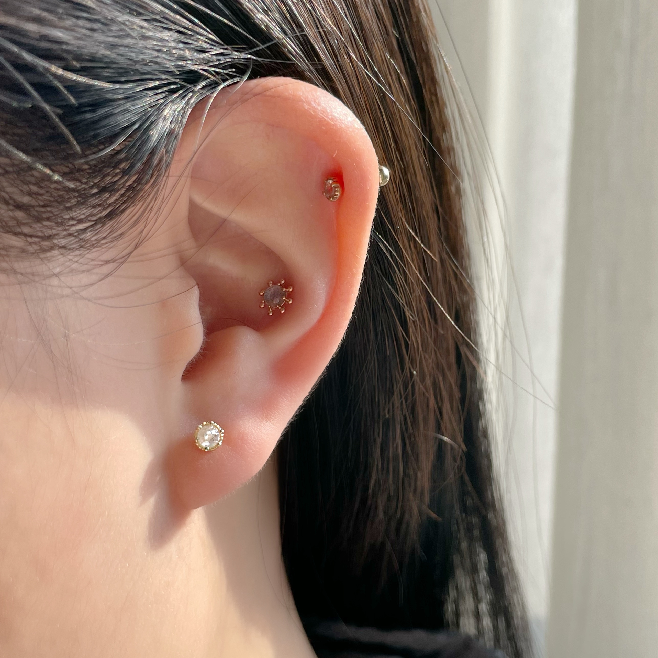 14K側簍空皇冠灰鑽原礦轉珠耳環