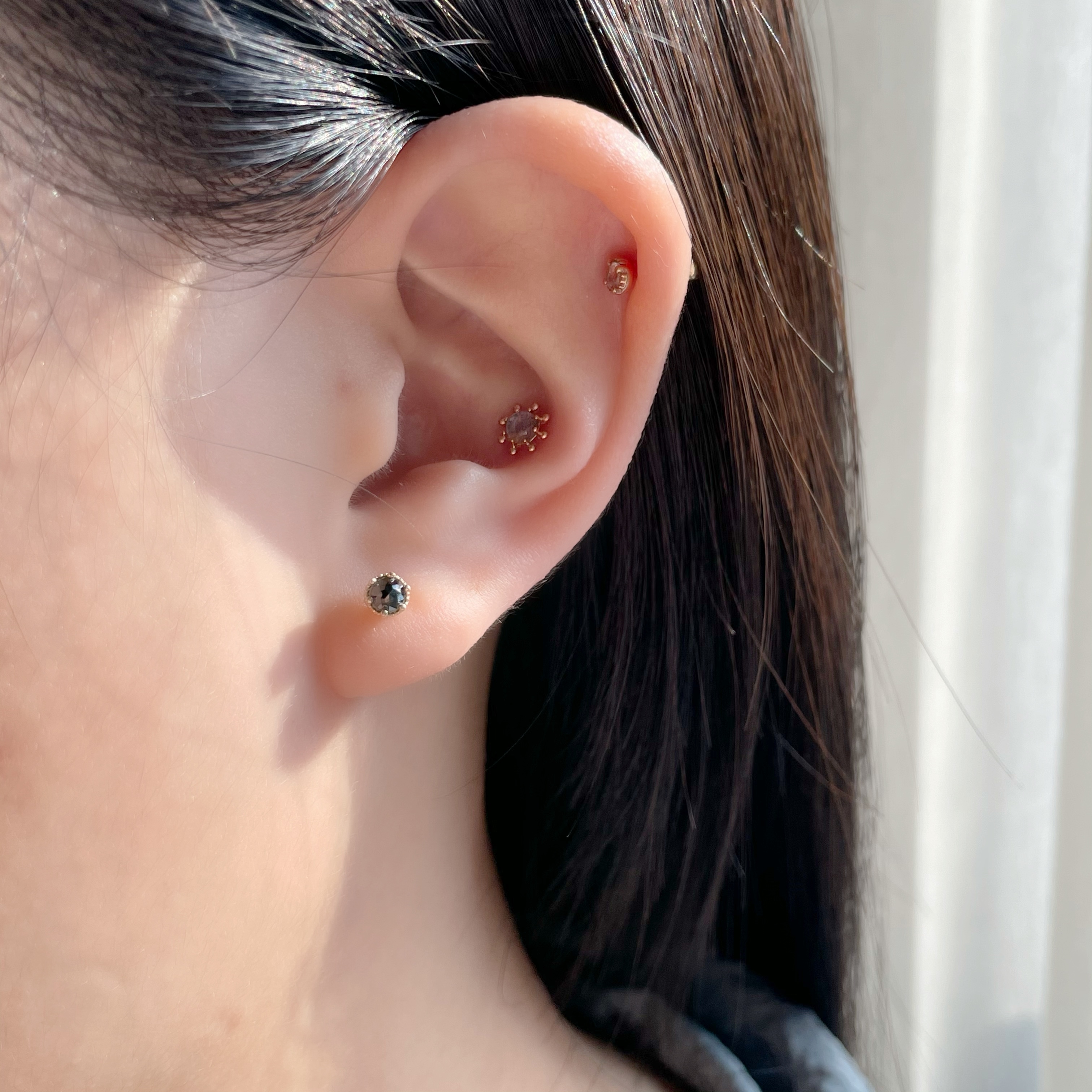 14K側簍空皇冠黑鑽原礦轉珠耳環