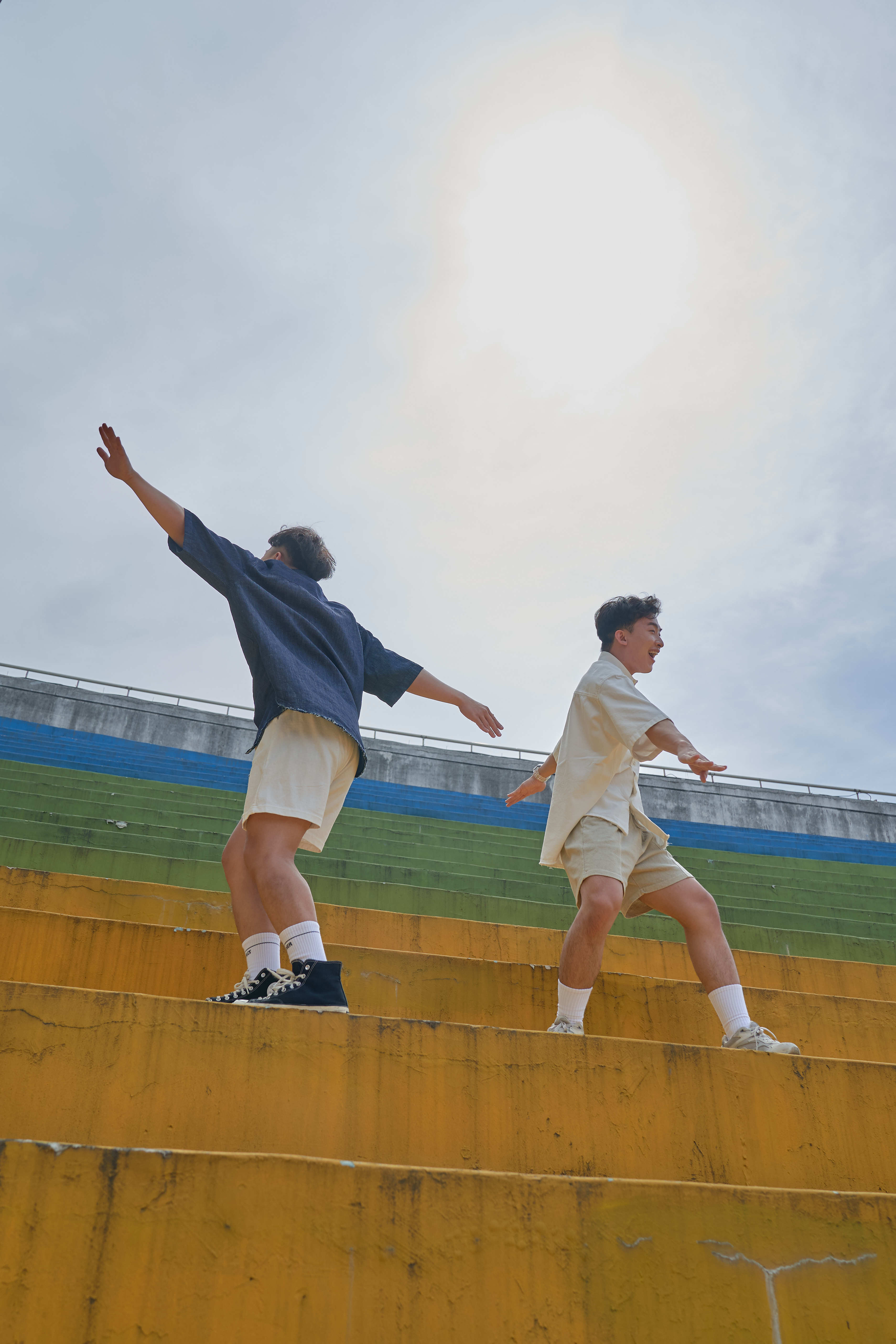 不收邊硬挺襯衫