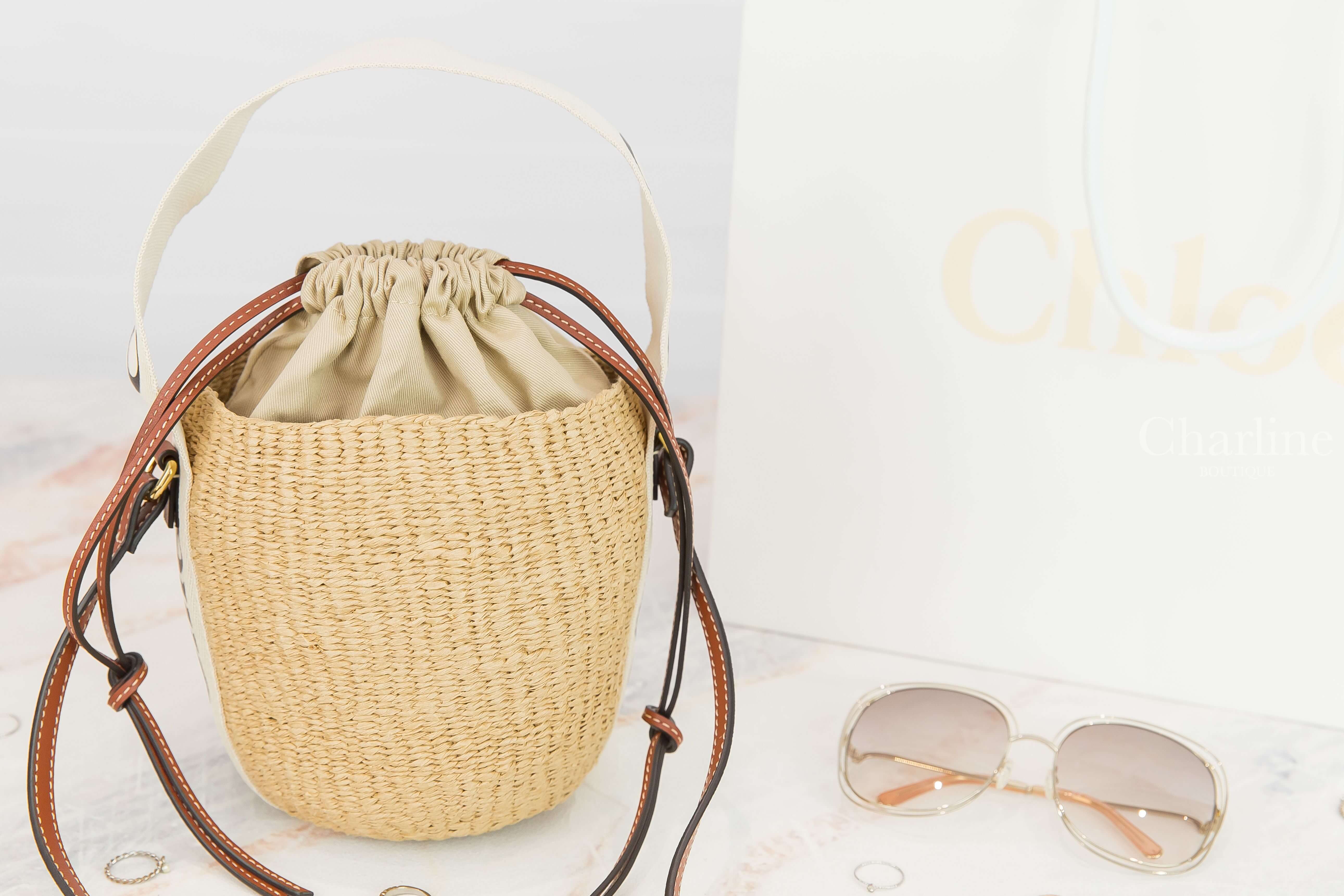 Chloe Small Woody Basket 米白色帆布黑Logo提把小型草編手提水桶肩背包-Charline Boutique 精品代購