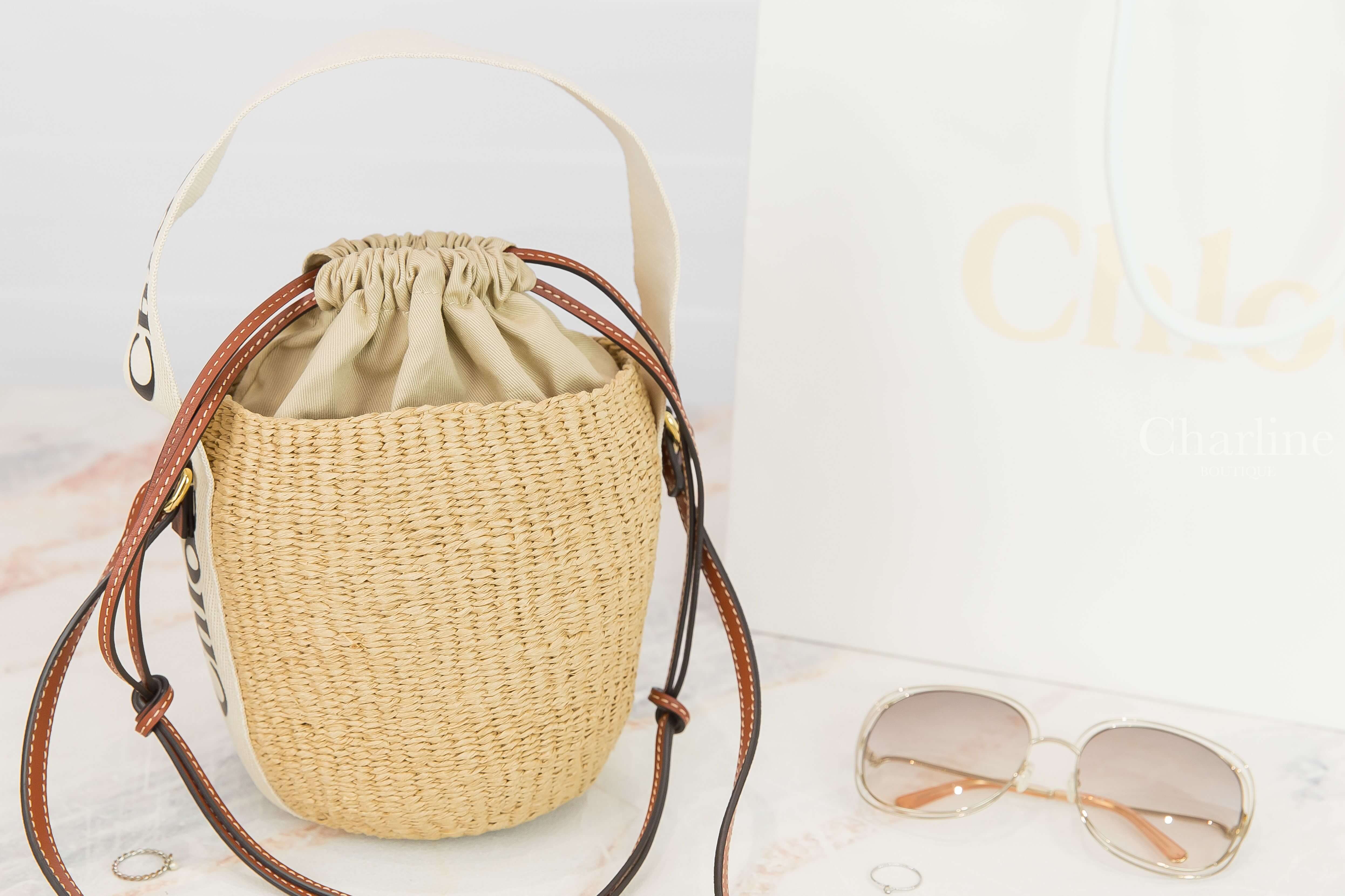 Chloe Small Woody Basket 米白色帆布黑Logo提把小型草編手提水桶肩背包-Charline Boutique 精品代購