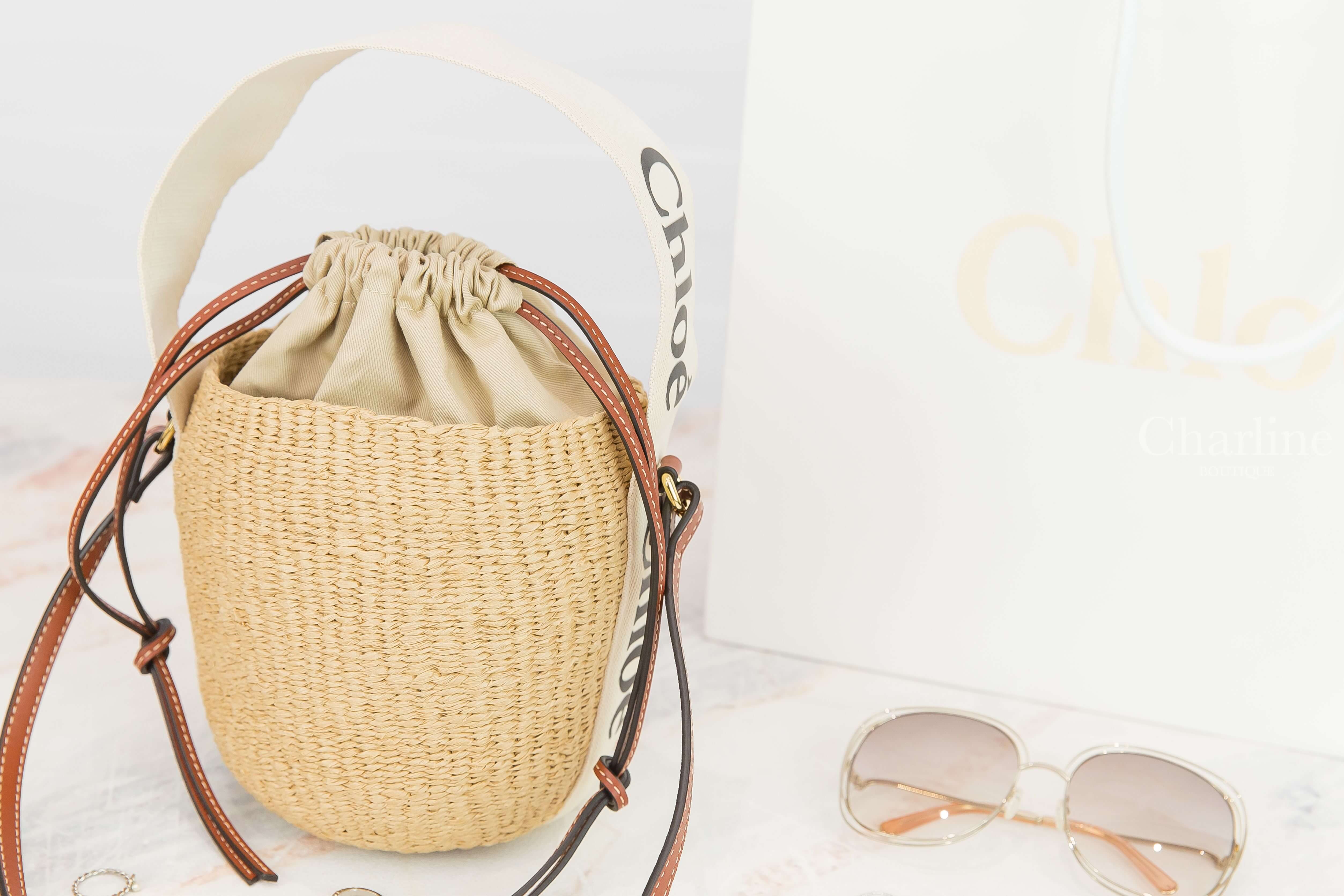 Chloe Small Woody Basket 米白色帆布黑Logo提把小型草編手提水桶肩背包-Charline Boutique 精品代購