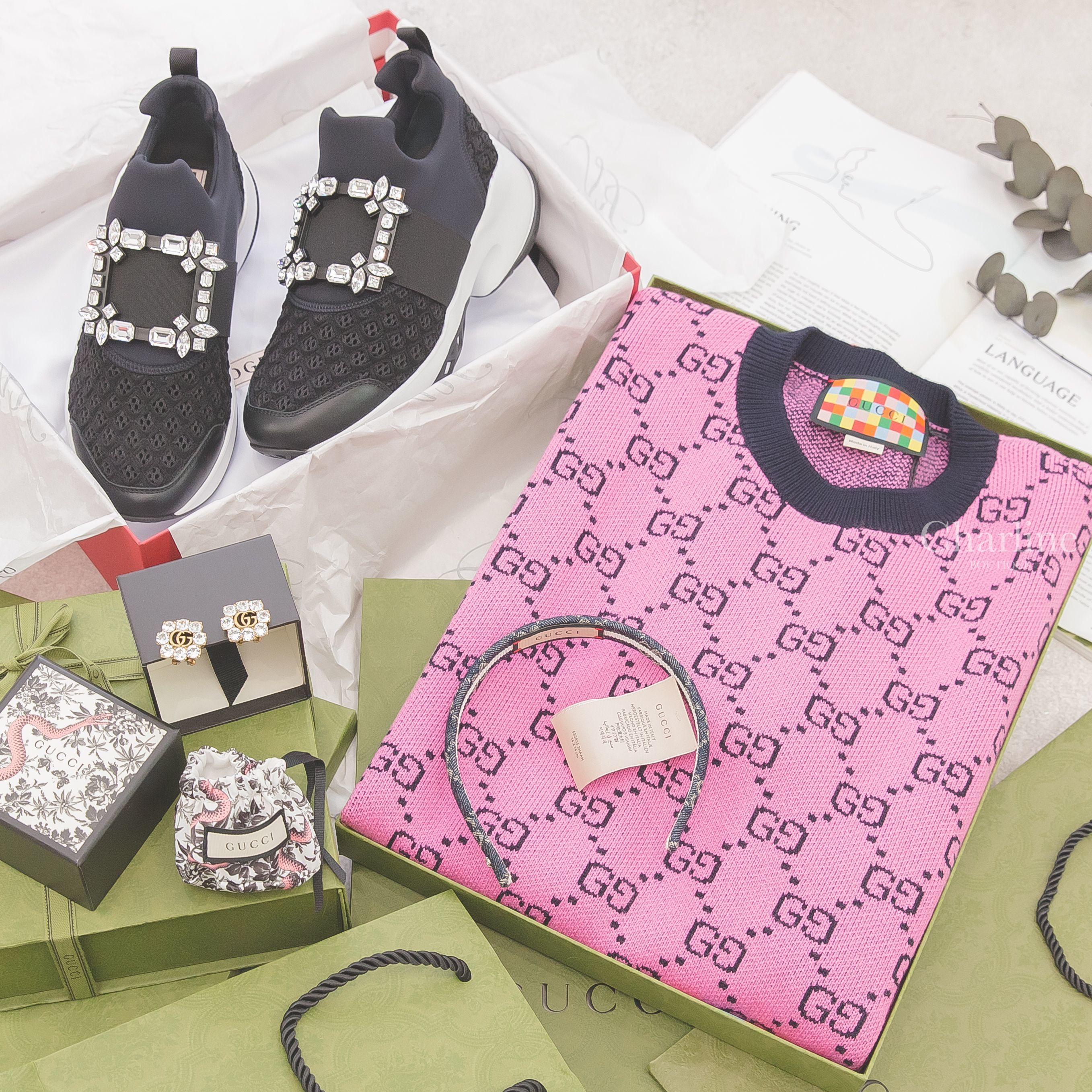 Roger Vivier 黑色水晶方釦太空棉運動鞋,Gucci Jumper 粉色針織藍滾邊滿版GG羊毛混棉短袖毛衣,Gucci 古銅金方形水鑽GG夾式耳環,Gucci 深藍色象牙色GG丹寧髮箍-Charline Boutique 精品代購