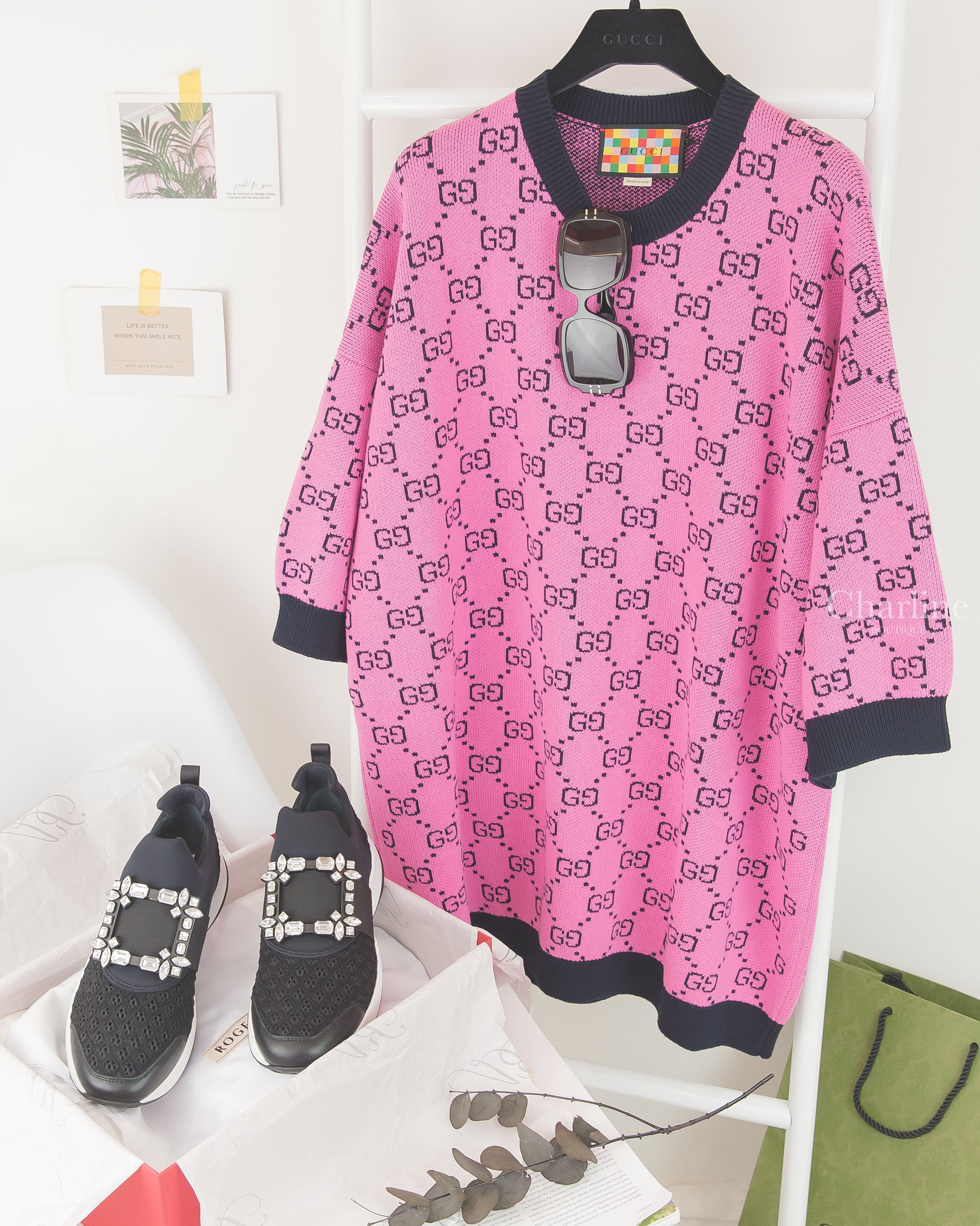 Gucci Jumper 粉色針織藍滾邊滿版GG羊毛混棉短袖毛衣,Roger Vivier Sneakers 黑色水晶方釦太空棉運動鞋,Dior Sunglasses 黑色方框側邊金色Logo太陽眼鏡-Charline Boutique 精品代購