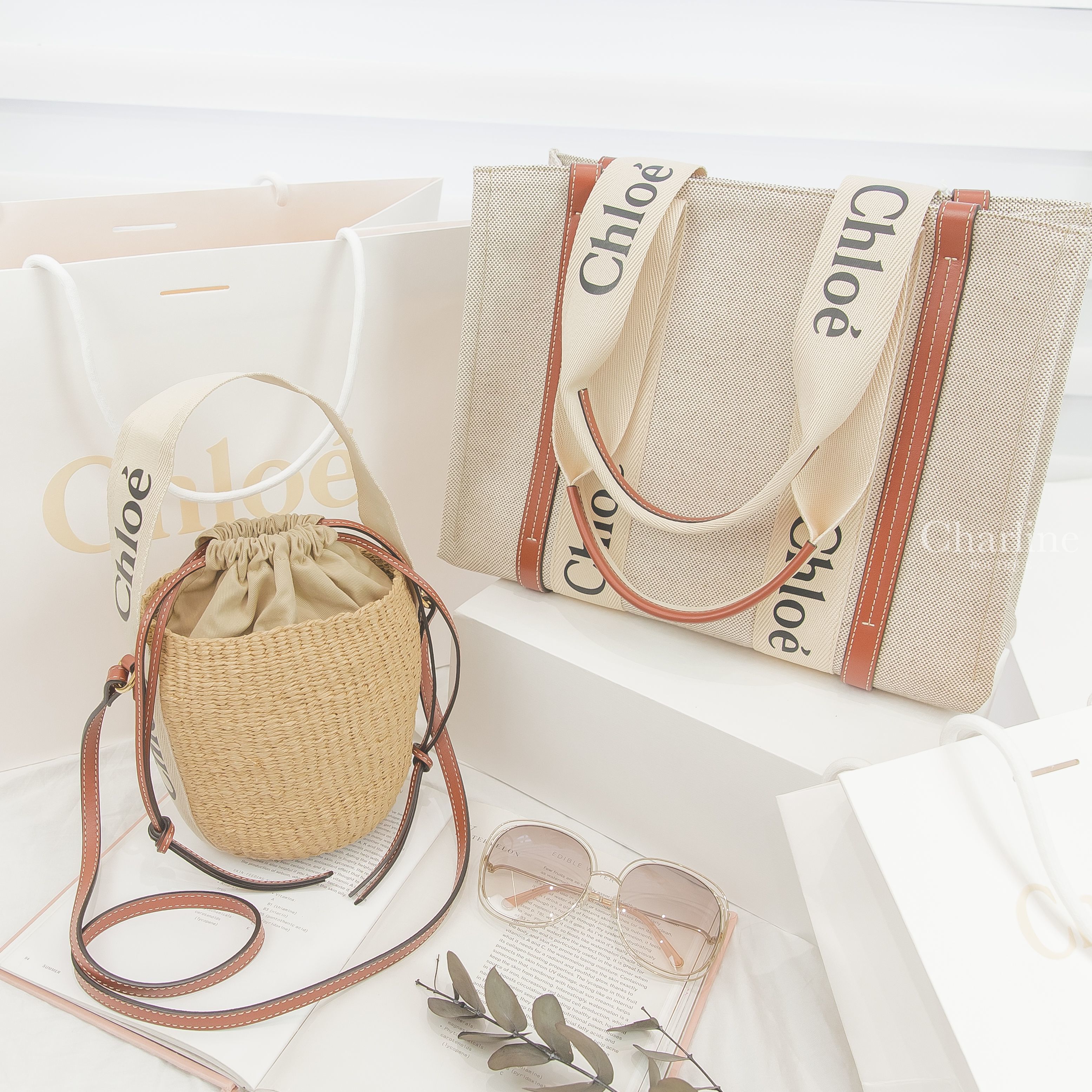 Chloe Small Woody Basket 米白色帆布黑Logo提把小型草編手提水桶肩背包,Chloe Medium Woody Tote Bag 米白色帆布拼棕色皮革黑Logo中型提把托特包-Charline Boutique 精品代購