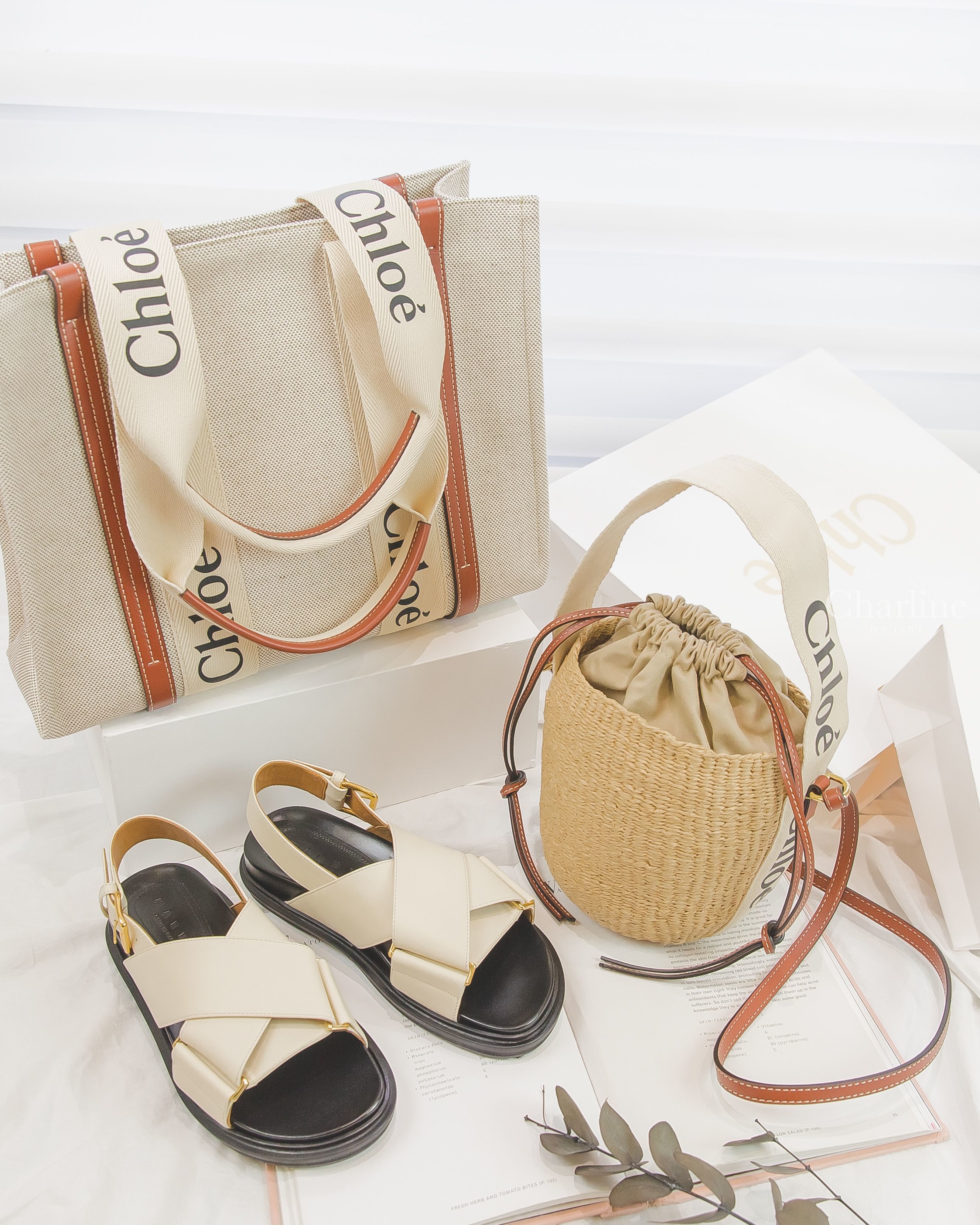 Chloe Woody Basket 米白色帆布草編手提水桶肩背包,Chloe Woody Tote Bag 米白色帆布拼棕色皮革提把托特包,Marni Fussbett 真絲白黑底交叉牛皮平底涼鞋-Charline Boutique 精品代購