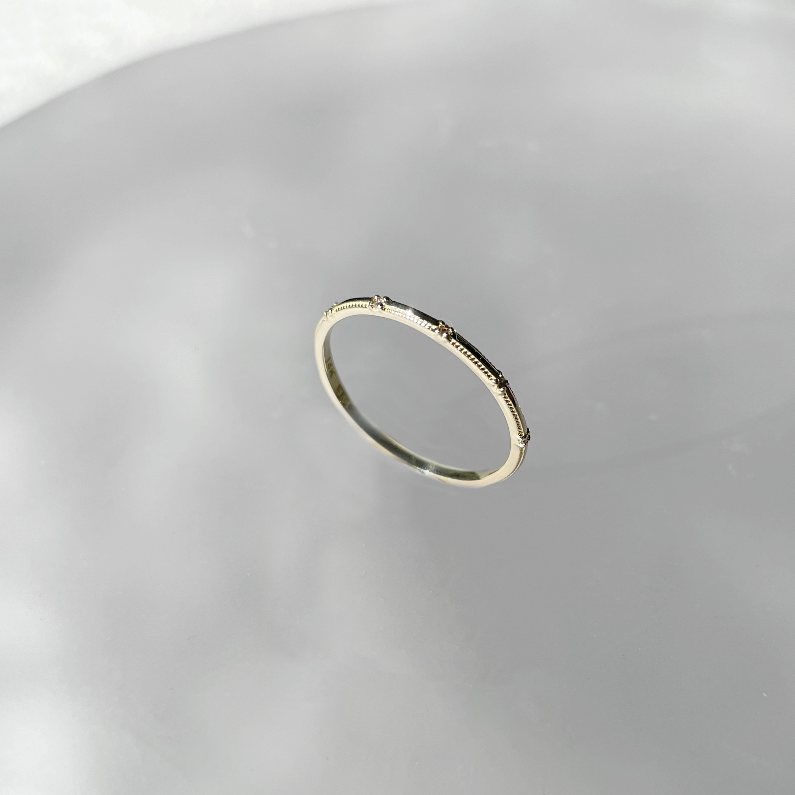 14K細緻滾邊五鑽戒指