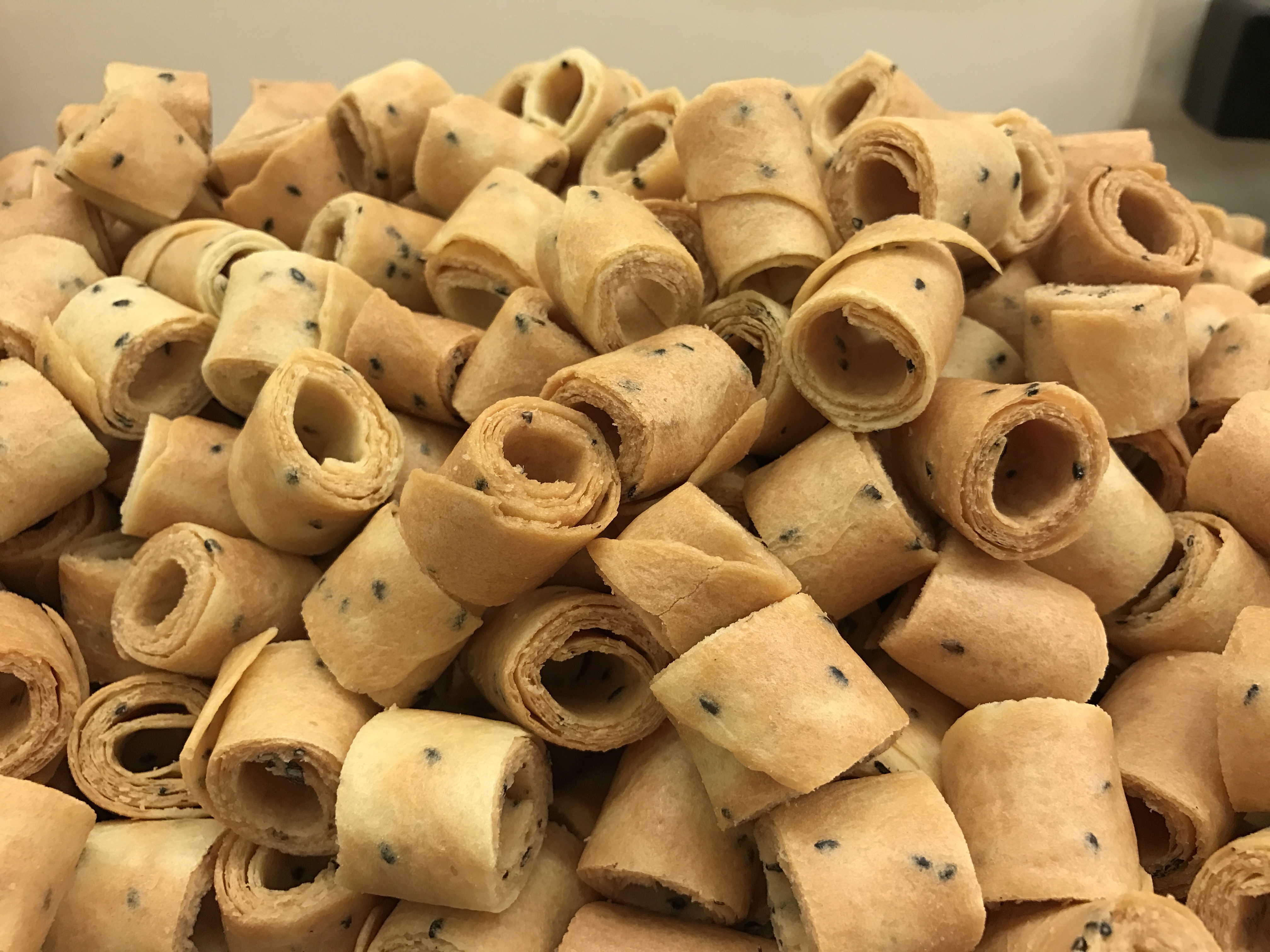 小知足蛋捲_爆香芝麻