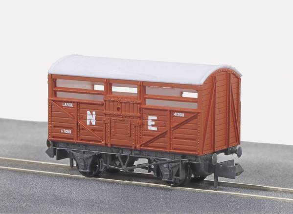 Peco NR-45E N guage Cattle Truck  LNER  red oxide