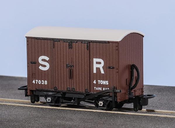 Peco GR-221D OO-9規 Box Van S&R Livery