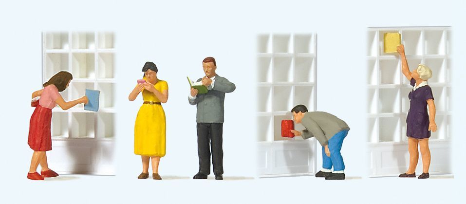 Preiser 10675 HO scale, In the bookstore