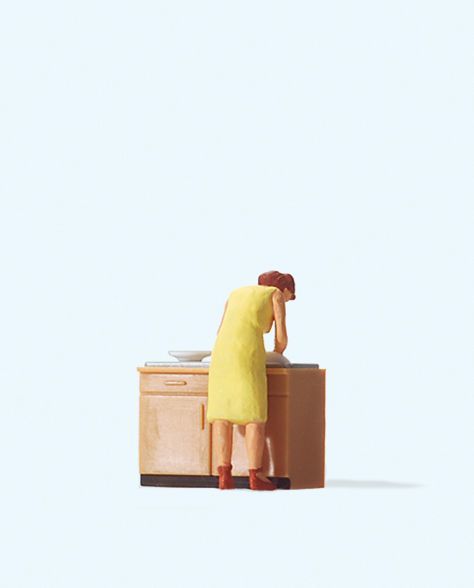 Preiser 28145 HO scale, Housewife doing the dishes